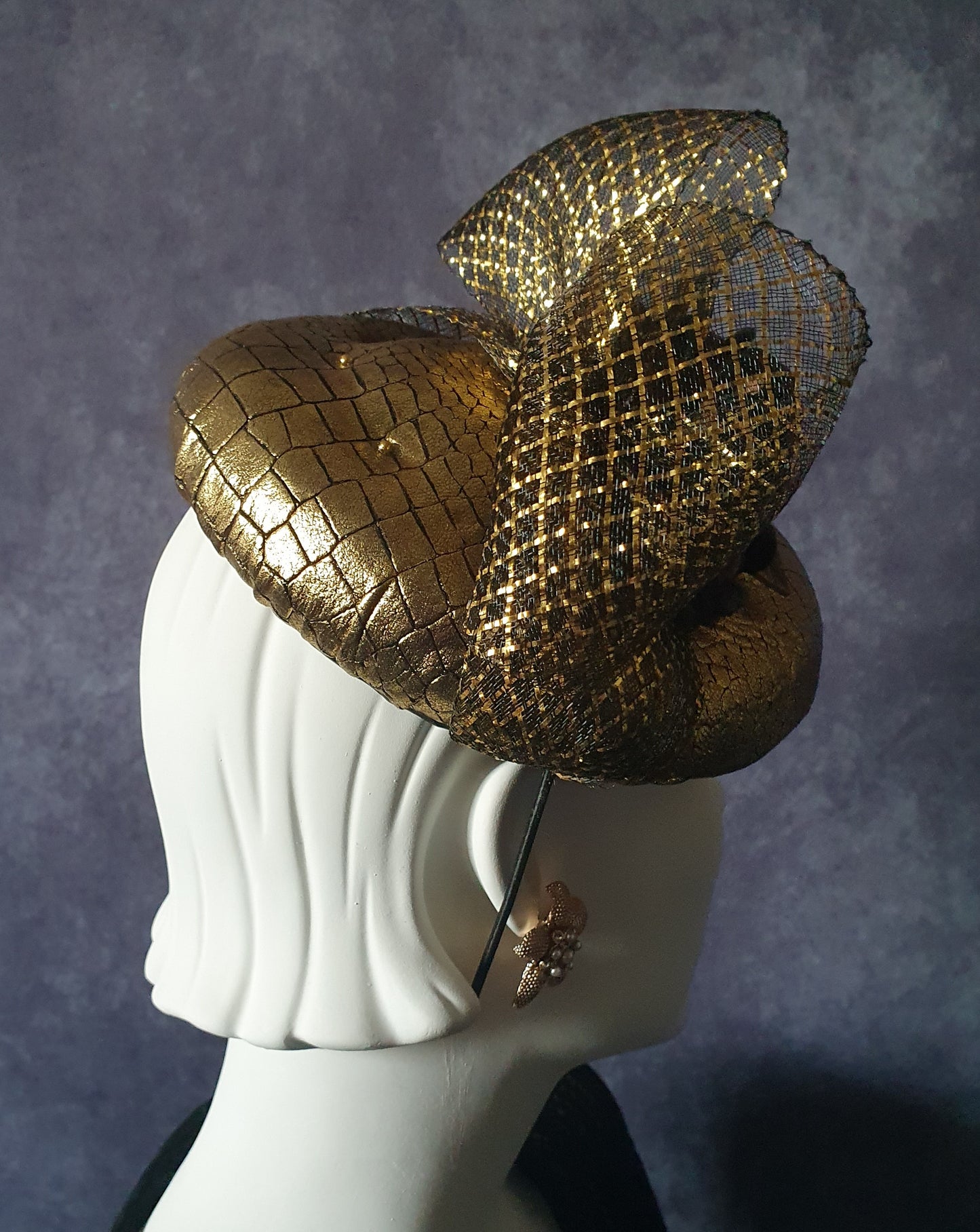 Fascinator handgemaakt in goud leer met zwart, bruiloft hoofdtooi, elegante dameshoed voor een speciale gelegenheid