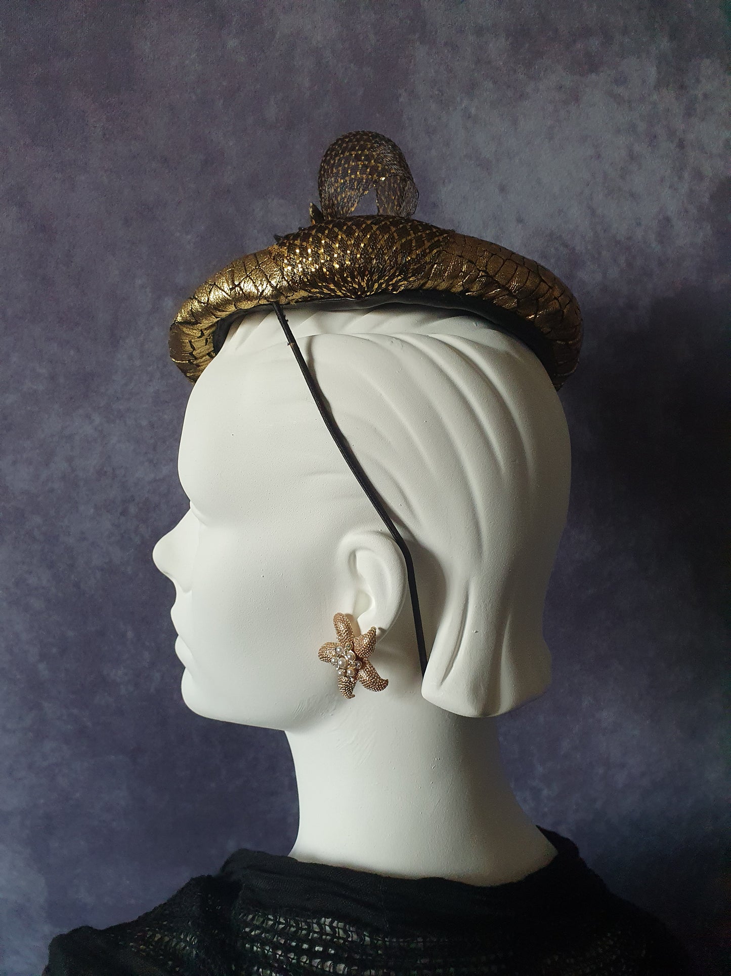 Fascinator handgemaakt in goud leer met zwart, bruiloft hoofdtooi, elegante dameshoed voor een speciale gelegenheid