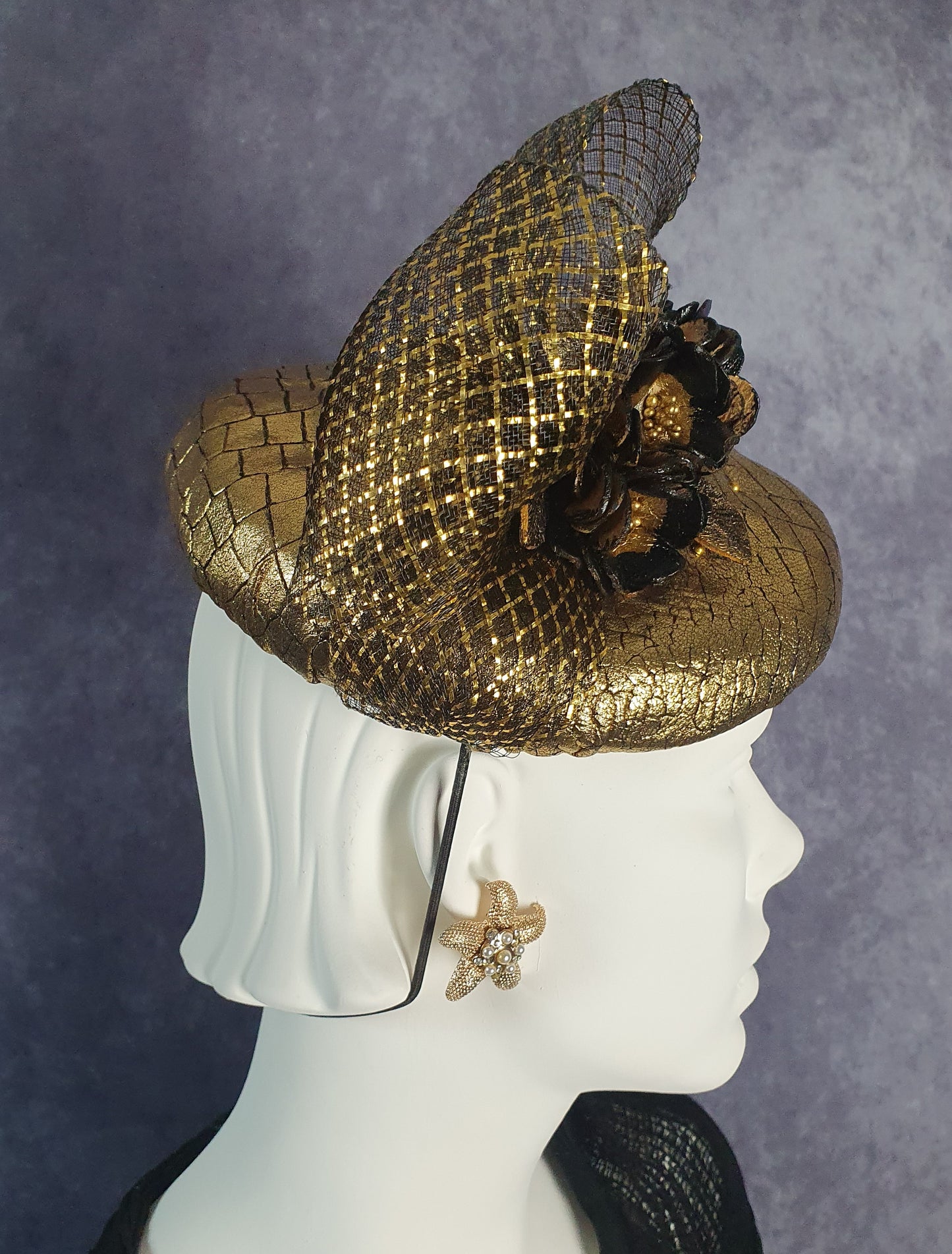 Fascinator handgemaakt in goud leer met zwart, bruiloft hoofdtooi, elegante dameshoed voor een speciale gelegenheid