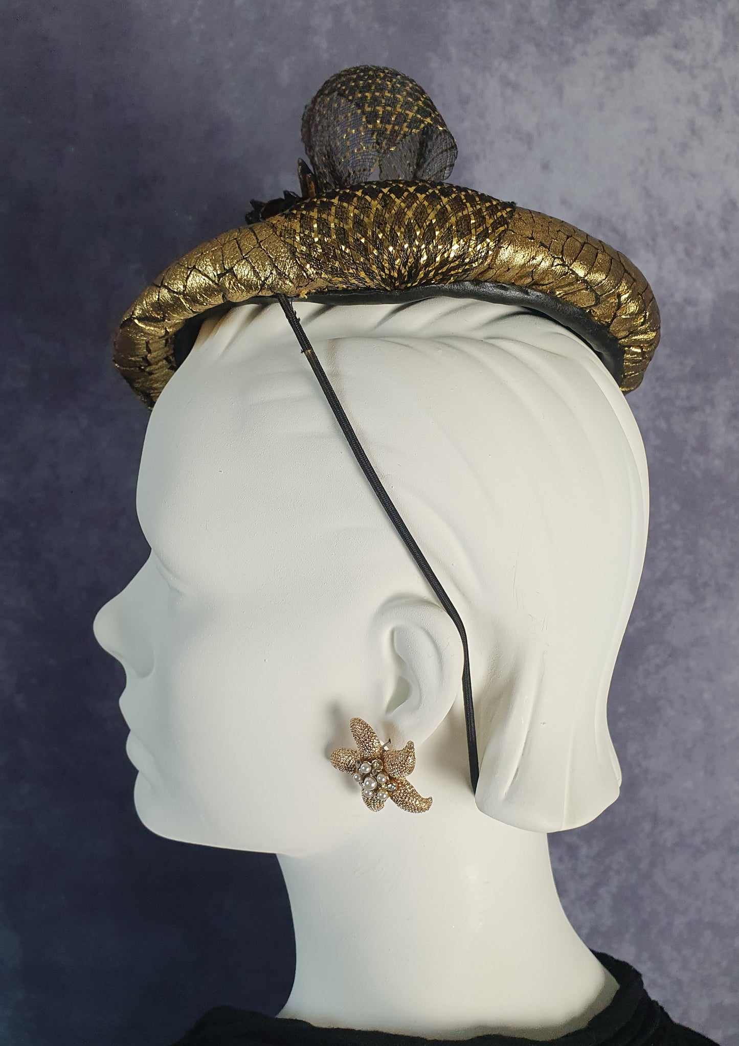 Fascinator handgemaakt in goud leer met zwart, bruiloft hoofdtooi, elegante dameshoed voor een speciale gelegenheid