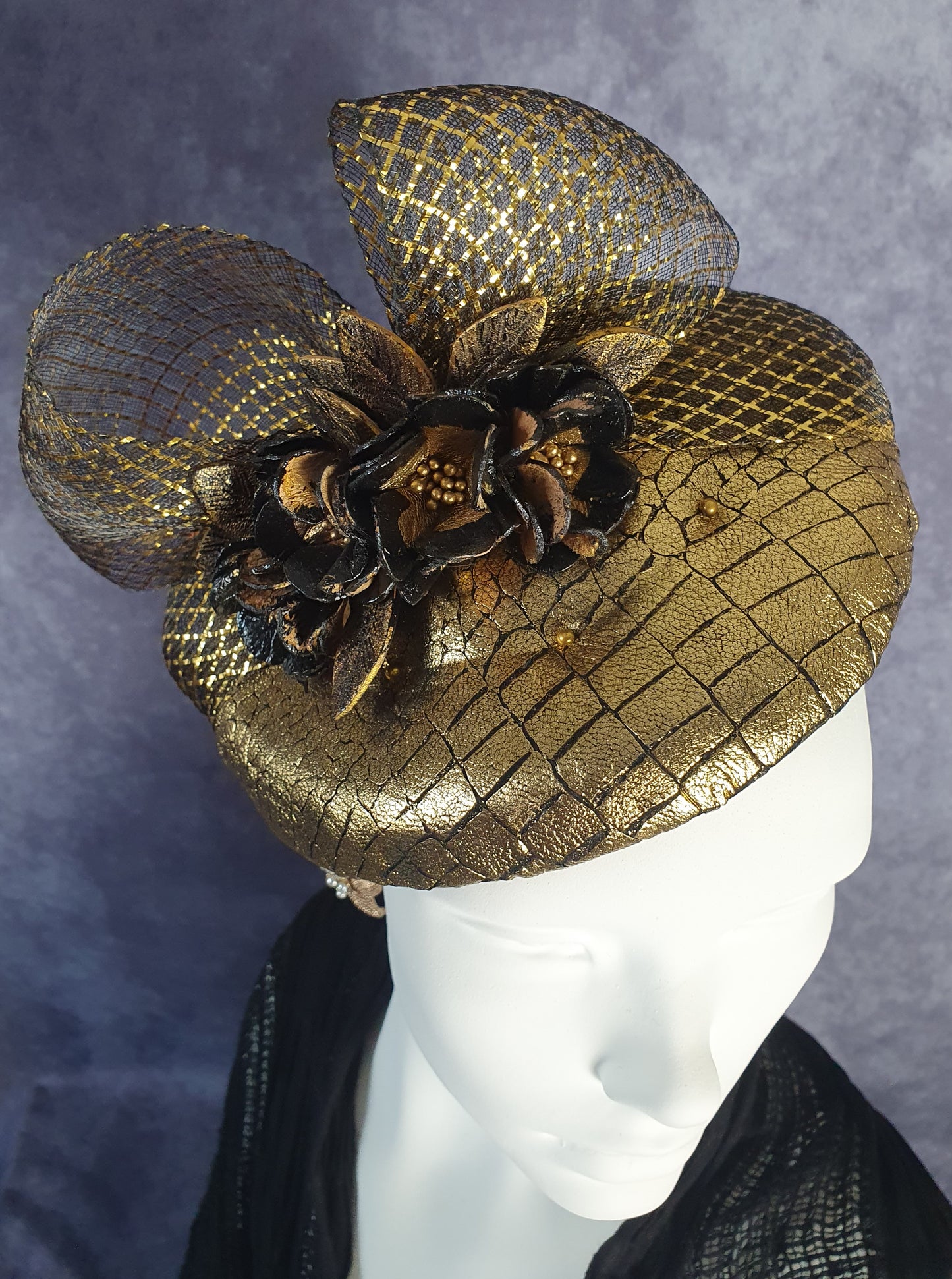 Fascinator handgemaakt in goud leer met zwart, bruiloft hoofdtooi, elegante dameshoed voor een speciale gelegenheid