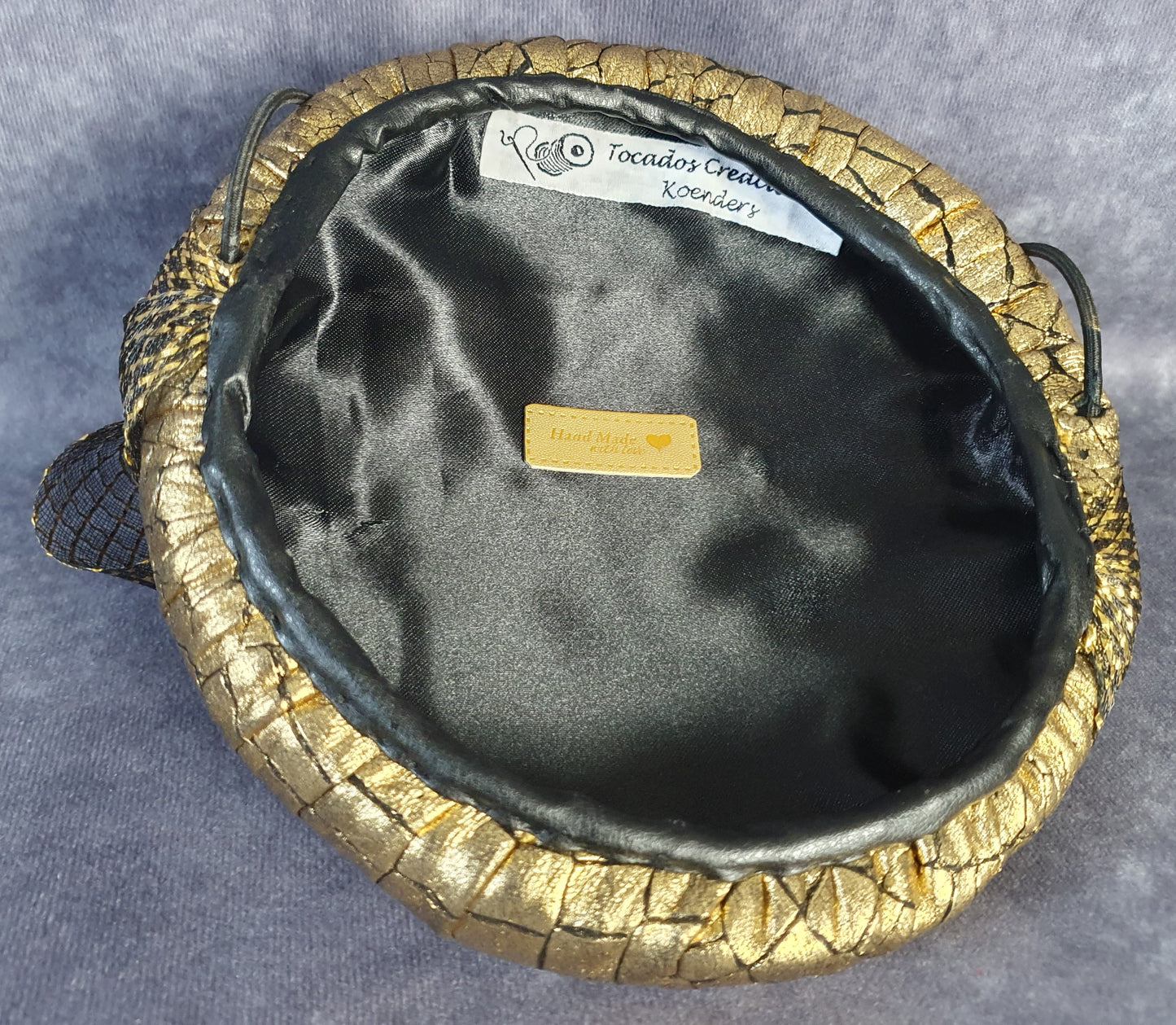 Fascinator handgemaakt in goud leer met zwart, bruiloft hoofdtooi, elegante dameshoed voor een speciale gelegenheid