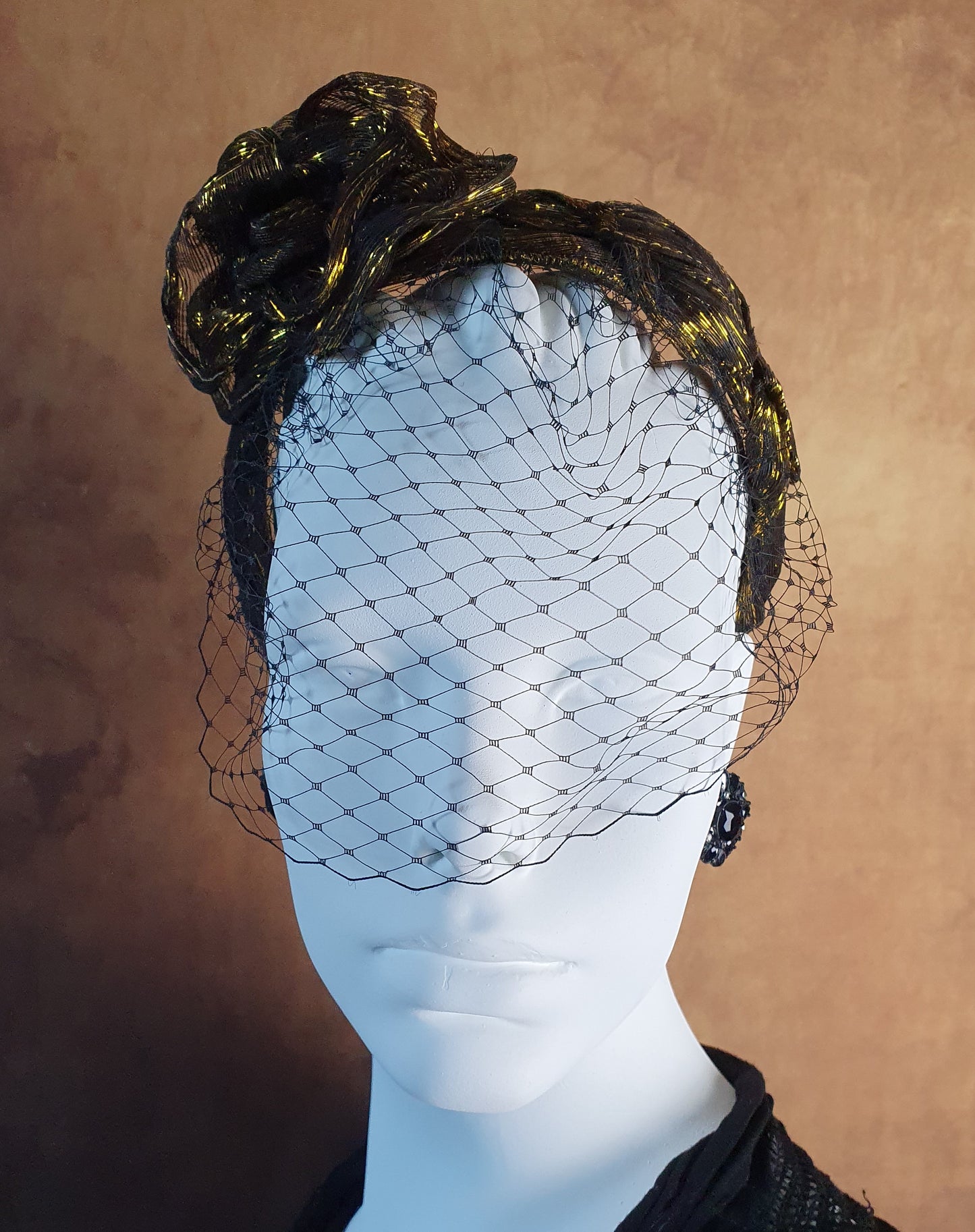 Handgemaakte hoofdband goud Zwart Metallic Zijde Abaca- Elegant Haaraccessoire voor Bruiloften, Gasten en Feesten, dames haar haarband