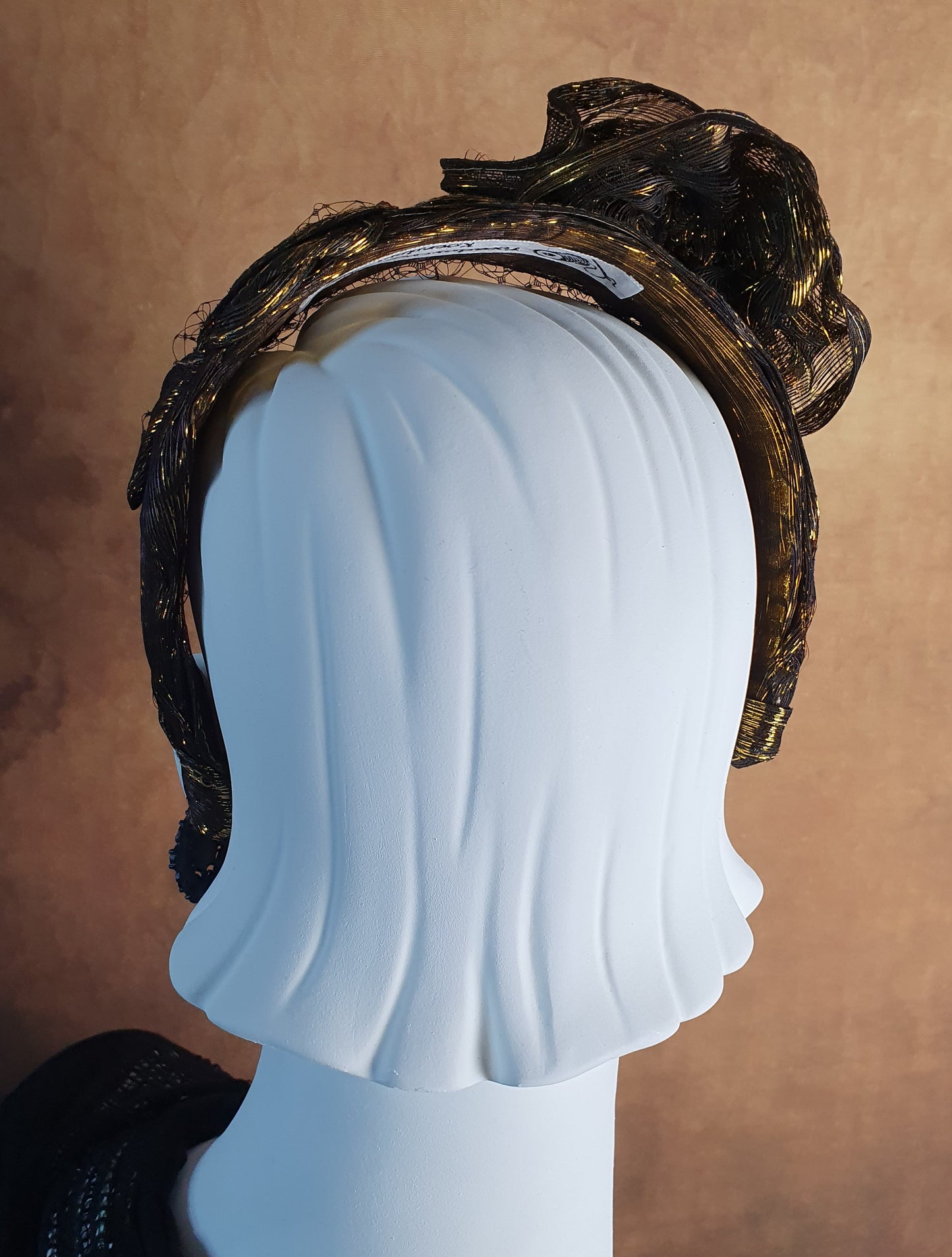 Handgemaakte hoofdband goud Zwart Metallic Zijde Abaca- Elegant Haaraccessoire voor Bruiloften, Gasten en Feesten, dames haar haarband