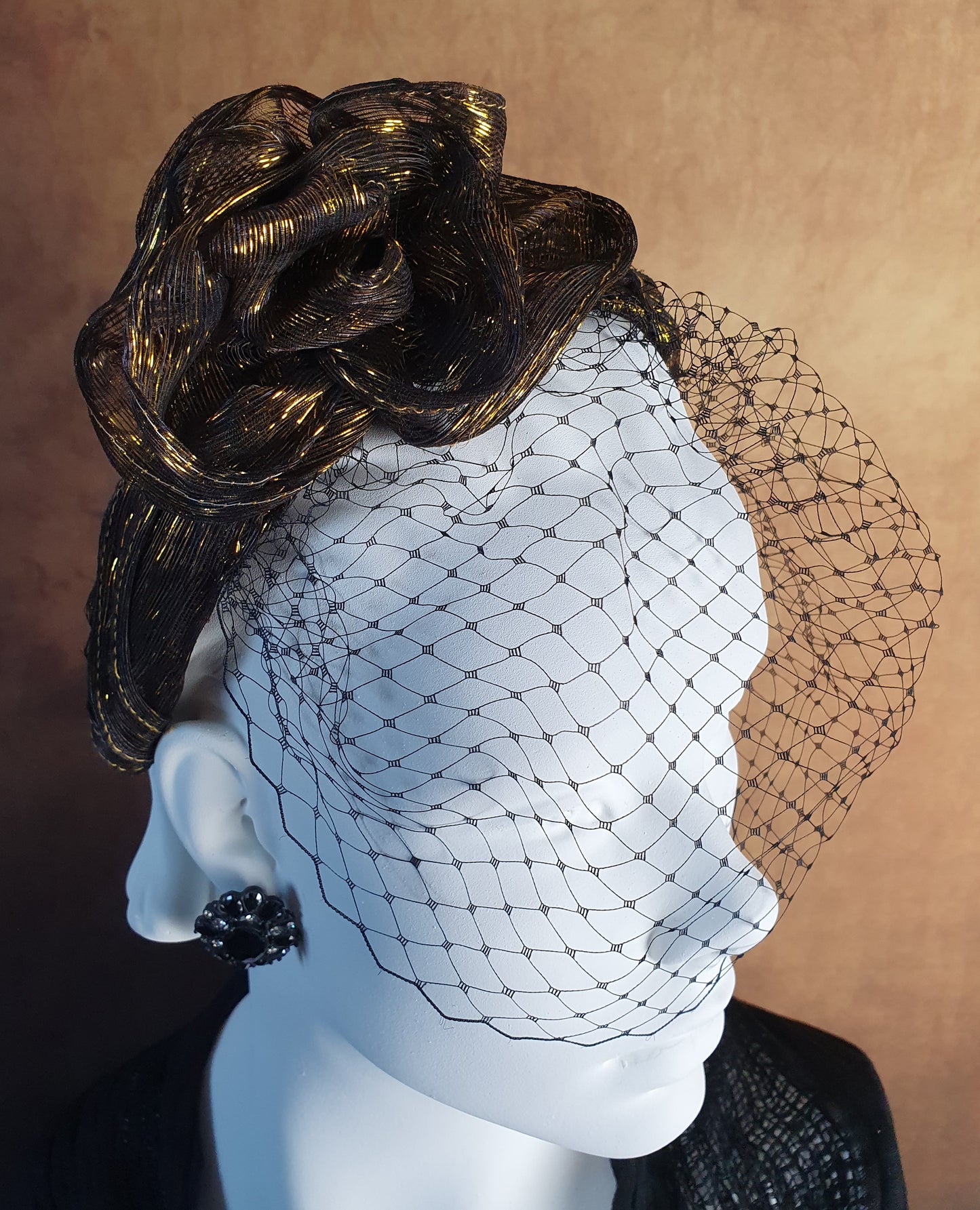 Handgemaakte hoofdband goud Zwart Metallic Zijde Abaca- Elegant Haaraccessoire voor Bruiloften, Gasten en Feesten, dames haar haarband