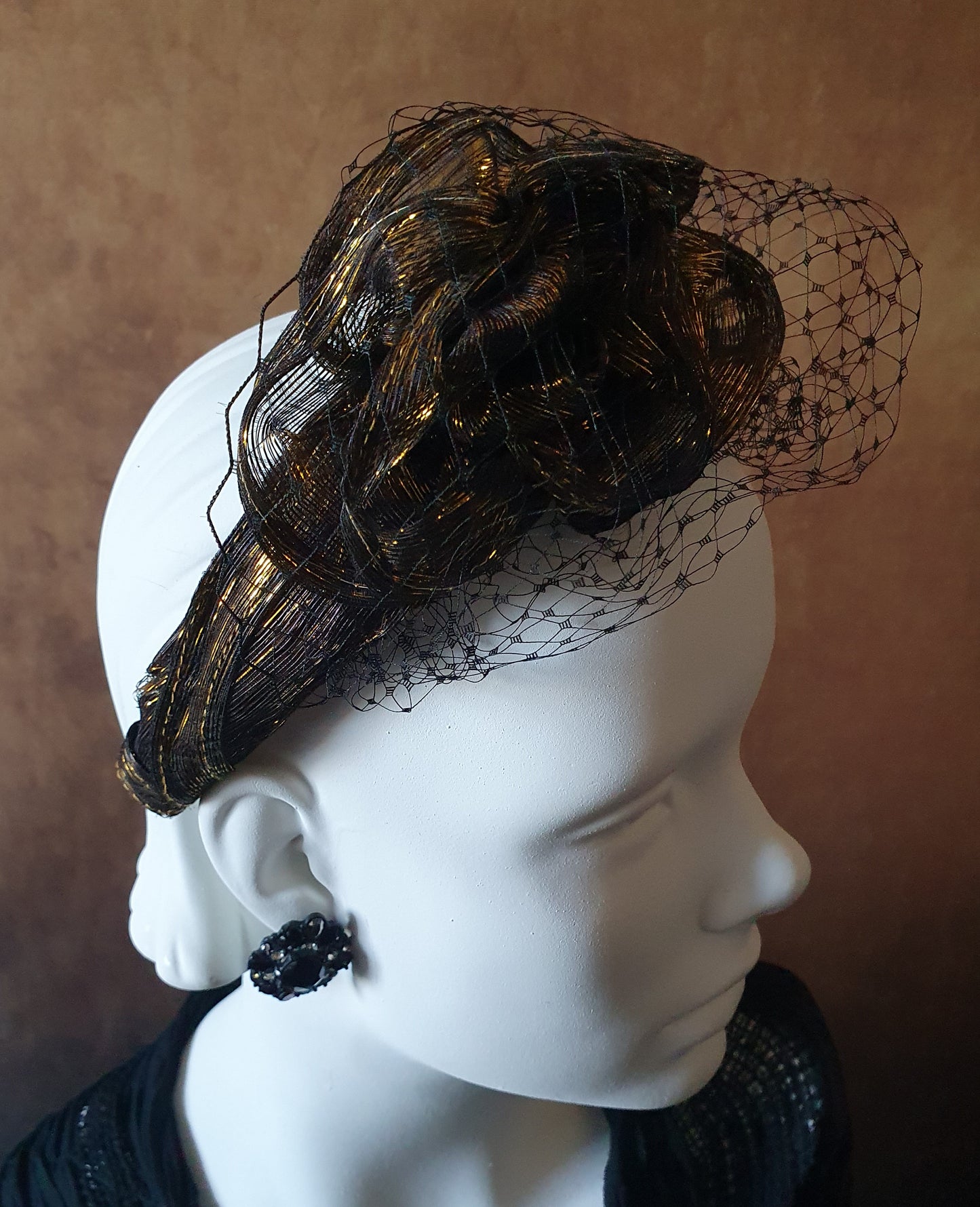 Handgemaakte hoofdband goud Zwart Metallic Zijde Abaca- Elegant Haaraccessoire voor Bruiloften, Gasten en Feesten, dames haar haarband