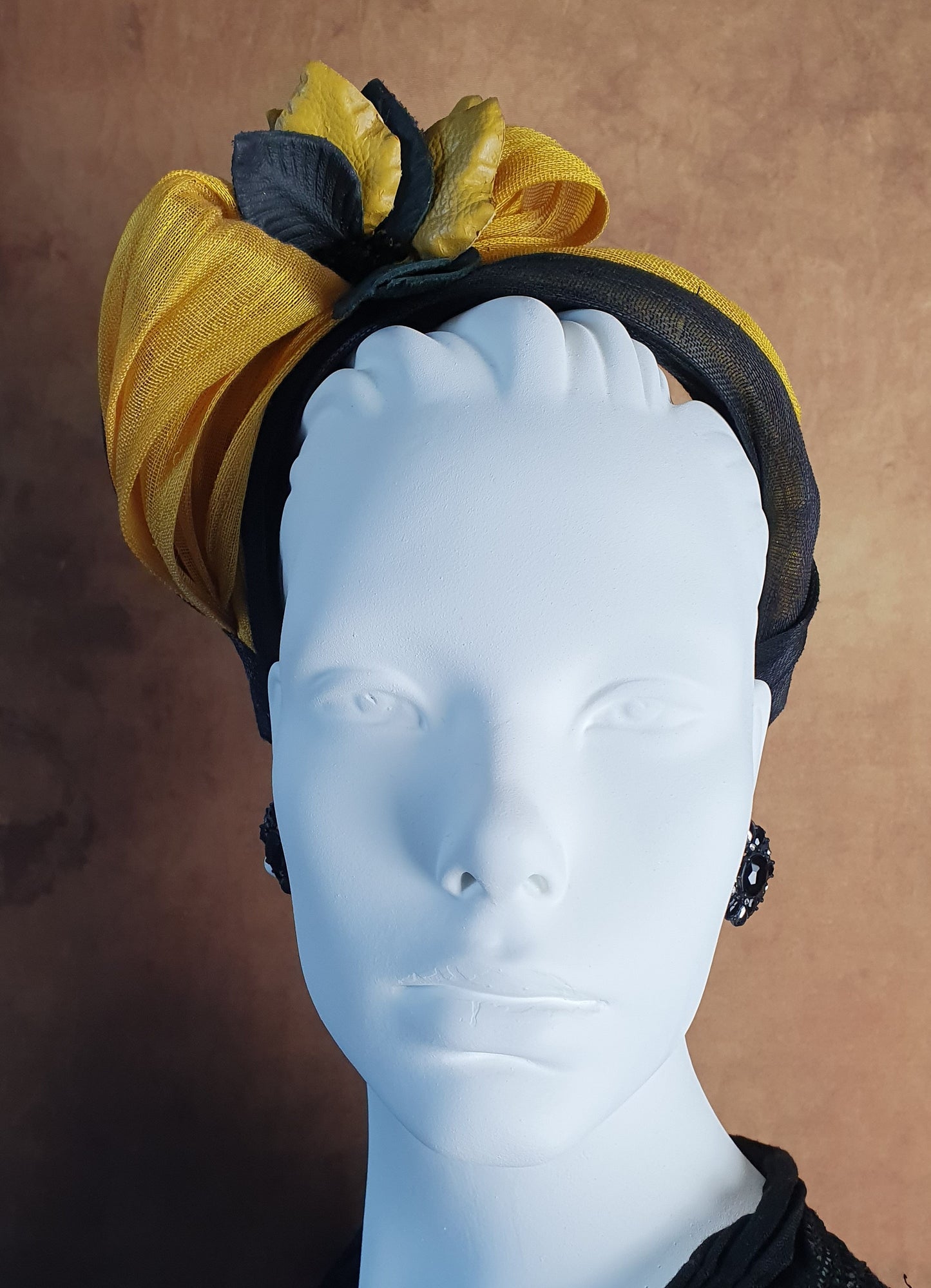 Handgemaakte gele en zwarte abaca zijden hoofdband, fascinator, tiara, gast hoofdband, bruids hoofdband, speciale gelegenheid