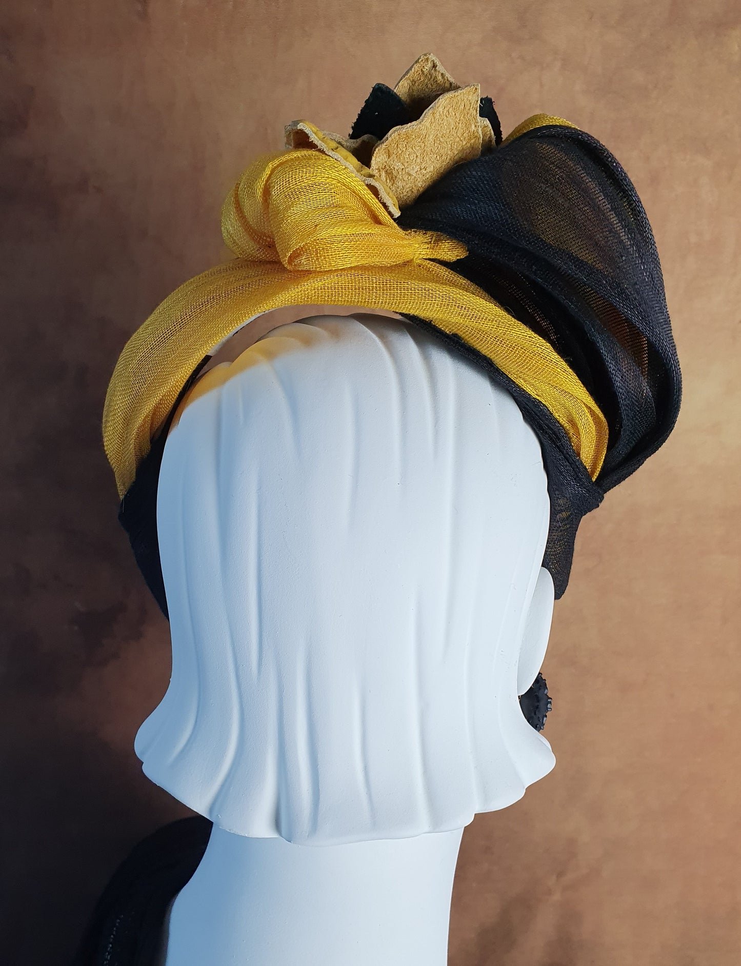 Handgemaakte gele en zwarte abaca zijden hoofdband, fascinator, tiara, gast hoofdband, bruids hoofdband, speciale gelegenheid