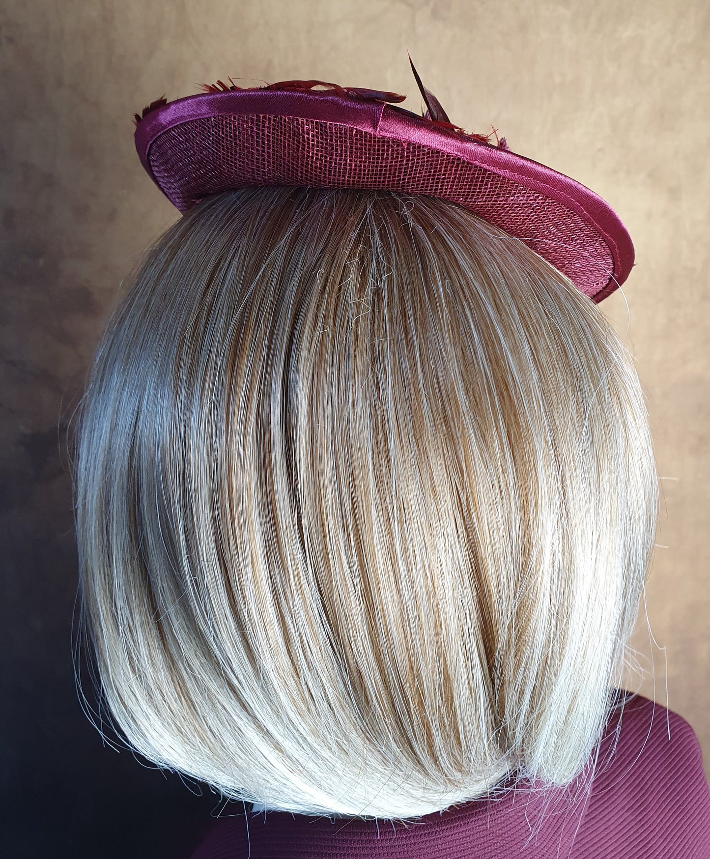 Fascinator bordeauxrood met sinamay, handgemaakt met hanenveren, roze in natuurlijk leer, dameshoofddeksel, speciale evenementen