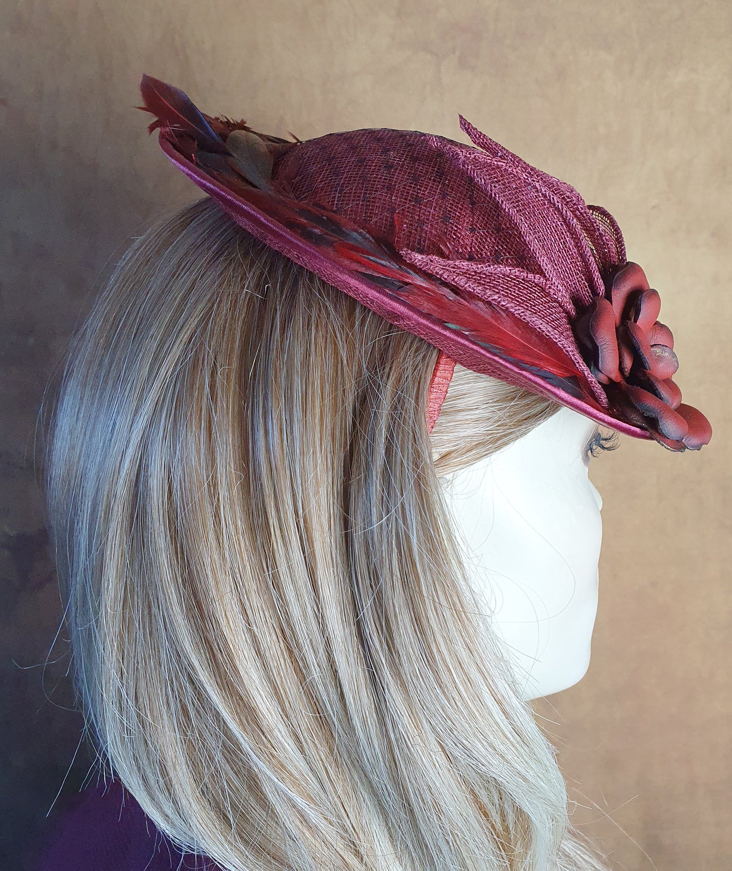 Fascinator bordeauxrood met sinamay, handgemaakt met hanenveren, roze in natuurlijk leer, dameshoofddeksel, speciale evenementen