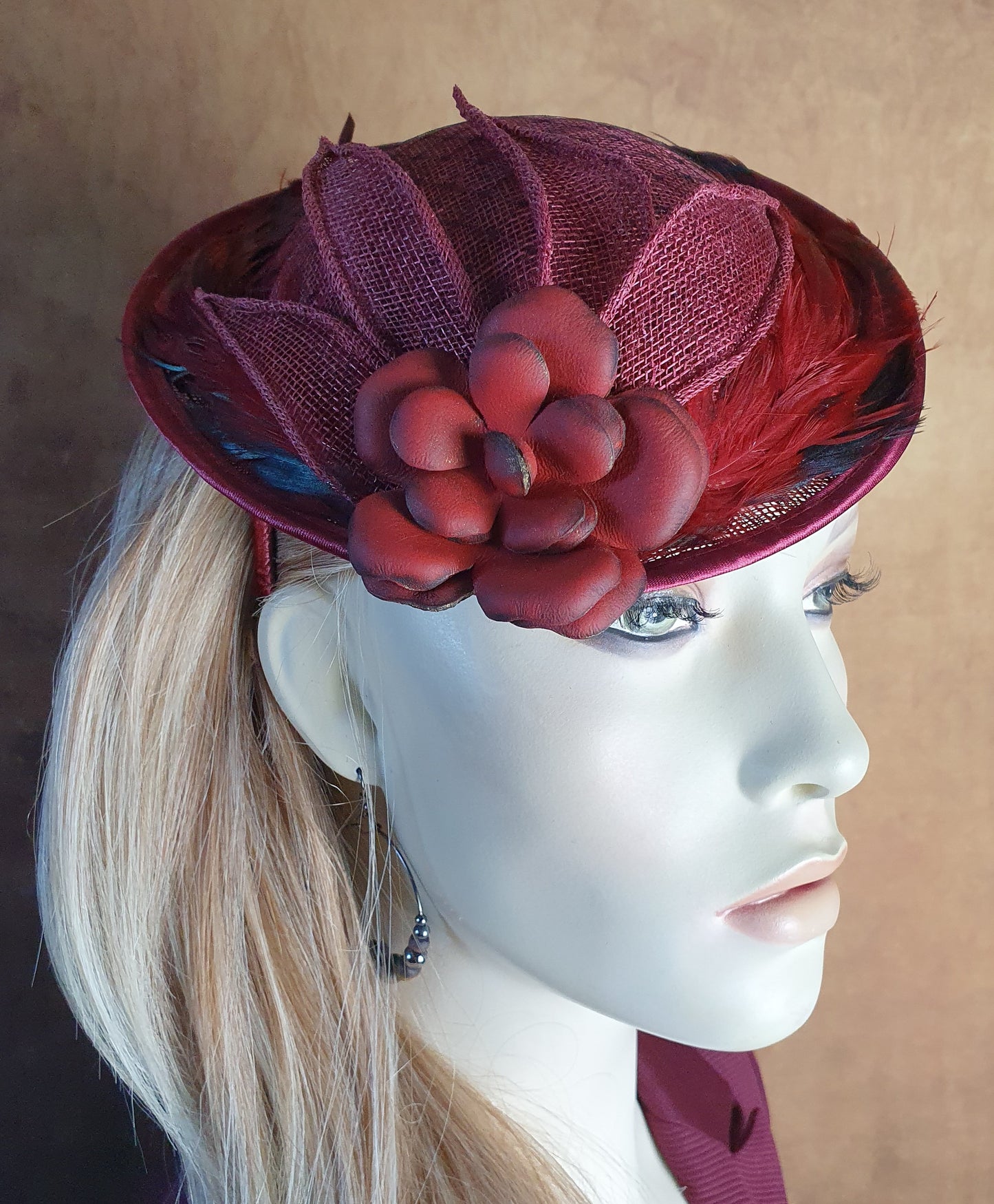 Fascinator bordeauxrood met sinamay, handgemaakt met hanenveren, roze in natuurlijk leer, dameshoofddeksel, speciale evenementen