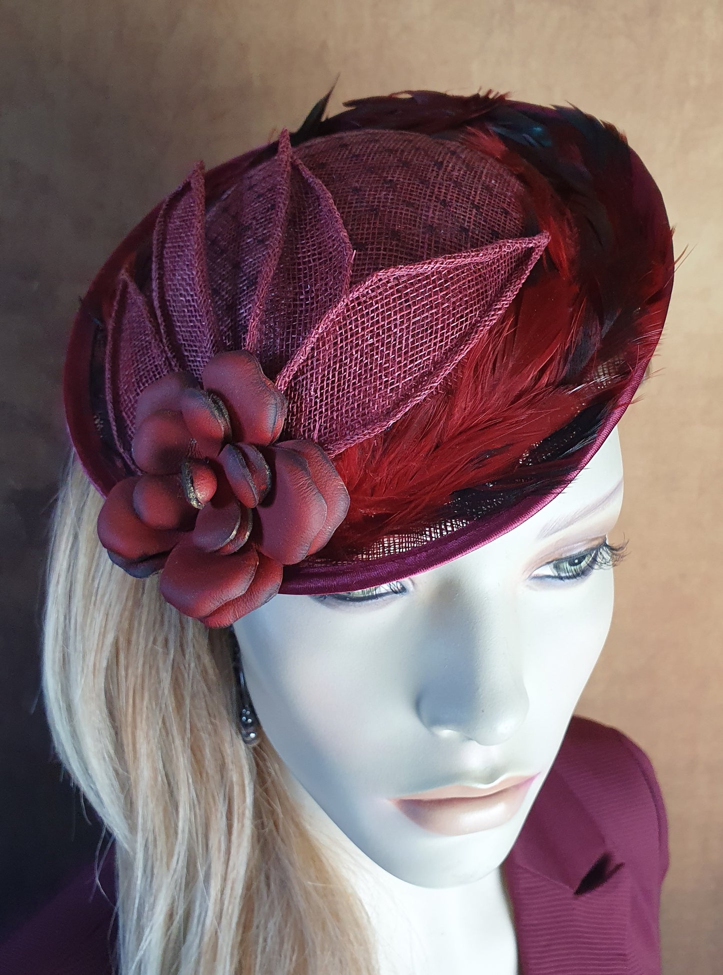 Fascinator bordeauxrood met sinamay, handgemaakt met hanenveren, roze in natuurlijk leer, dameshoofddeksel, speciale evenementen