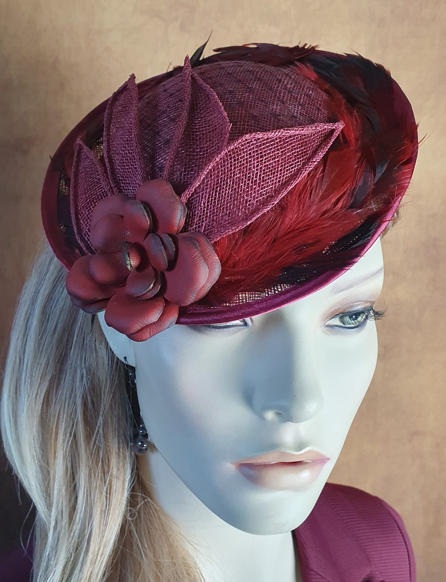 Fascinator bordeauxrood met sinamay, handgemaakt met hanenveren, roze in natuurlijk leer, dameshoofddeksel, speciale evenementen