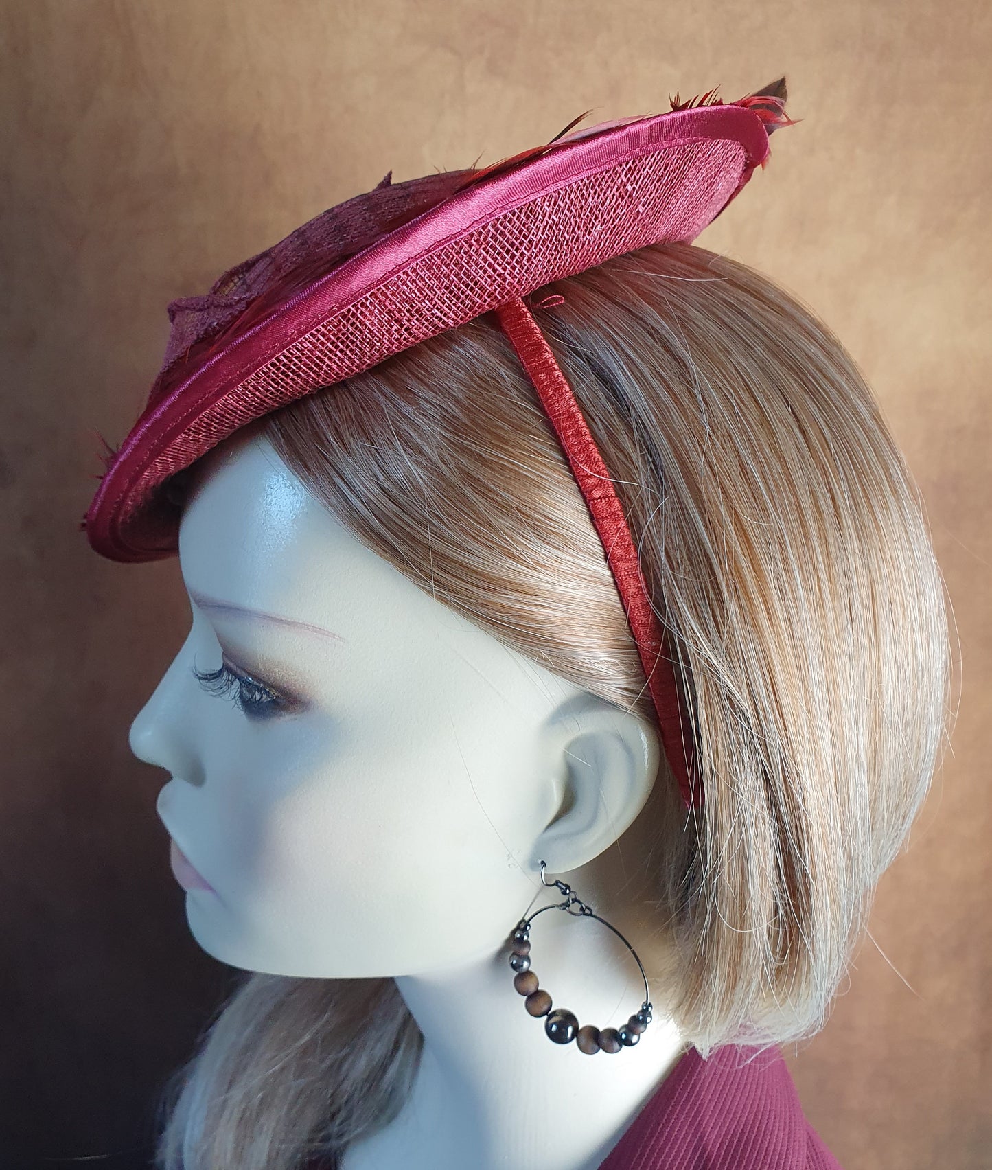 Fascinator bordeauxrood met sinamay, handgemaakt met hanenveren, roze in natuurlijk leer, dameshoofddeksel, speciale evenementen
