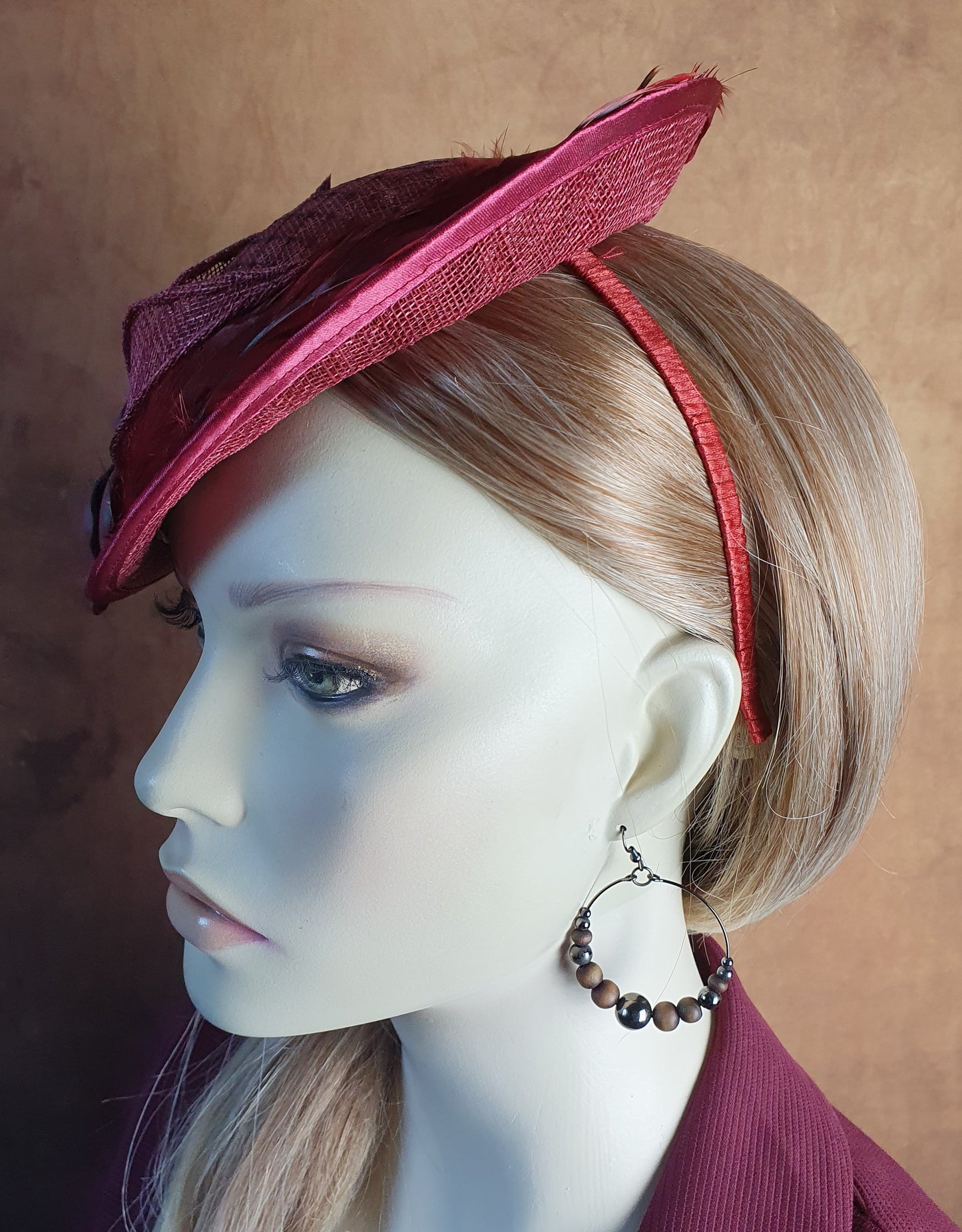 Fascinator bordeauxrood met sinamay, handgemaakt met hanenveren, roze in natuurlijk leer, dameshoofddeksel, speciale evenementen