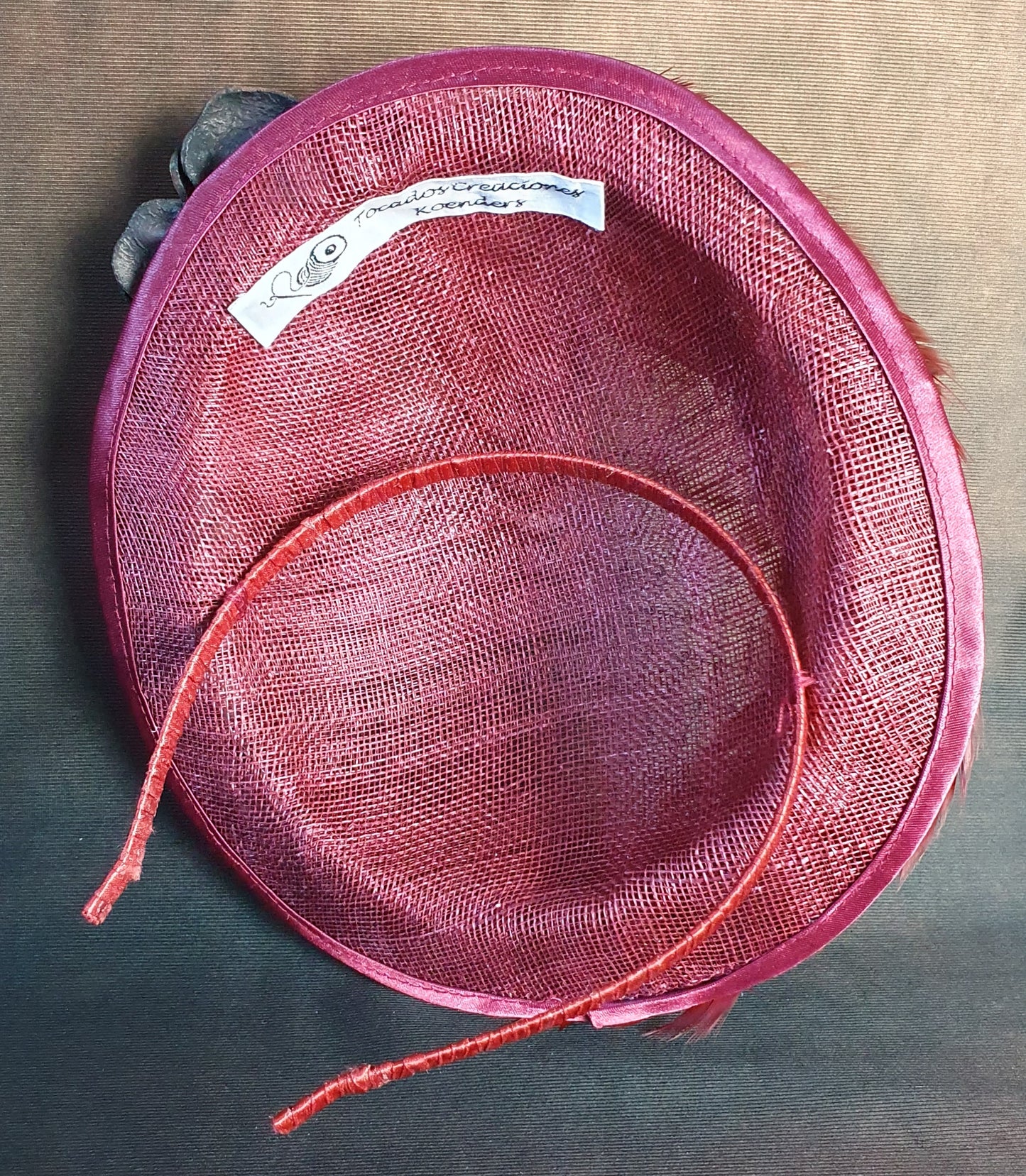 Fascinator bordeauxrood met sinamay, handgemaakt met hanenveren, roze in natuurlijk leer, dameshoofddeksel, speciale evenementen