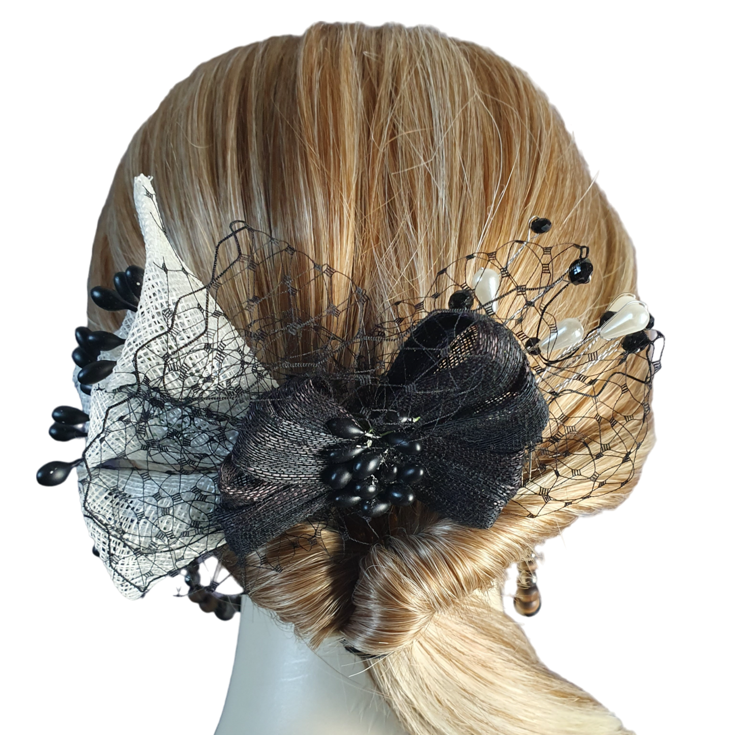 Handgemaakte haarkam met bloemen in witte sinamay en zwarte stampers- elegant haaraccessoire voor bruiloften, gasten en feesten