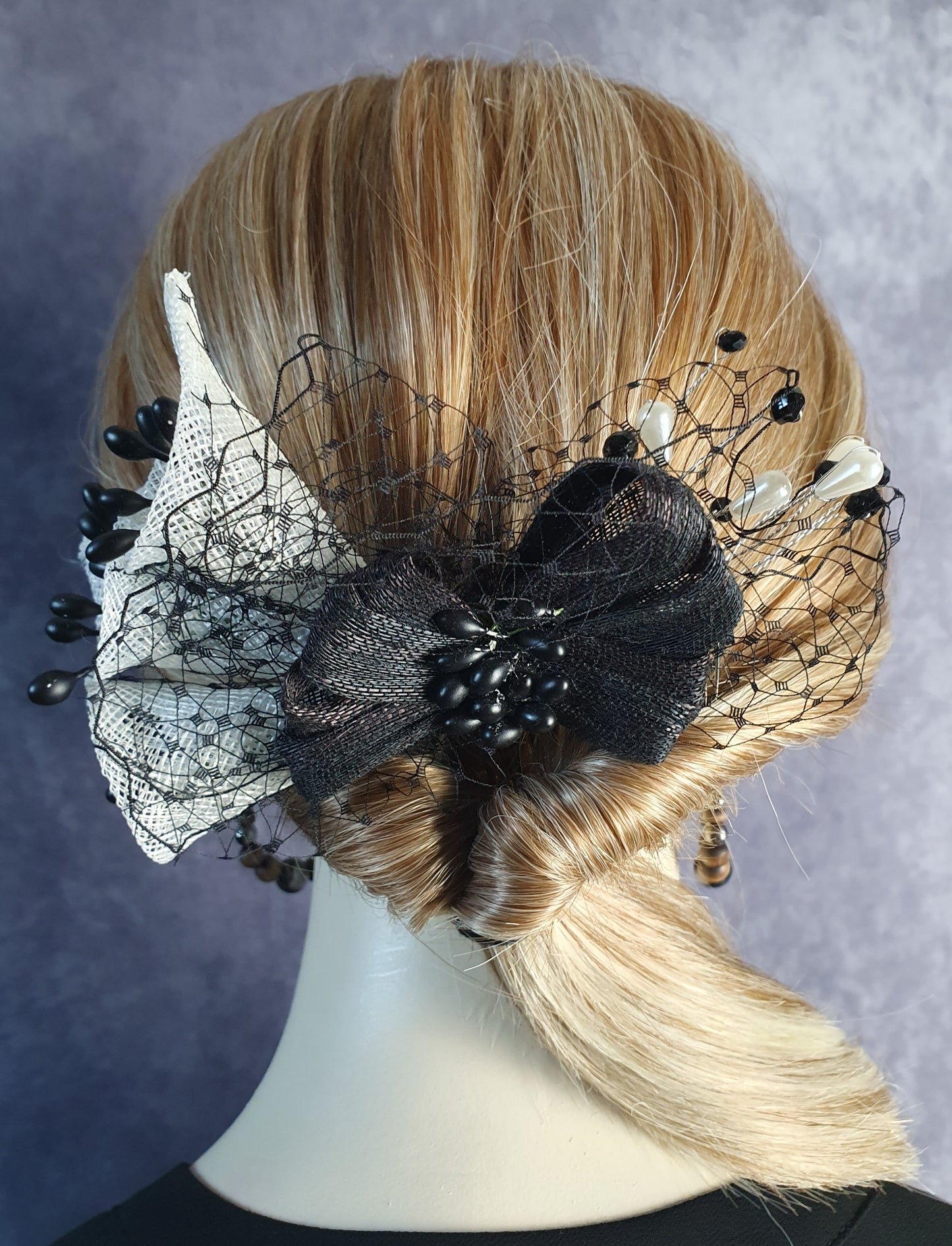 Handgemaakte haarkam met bloemen in witte sinamay en zwarte stampers- elegant haaraccessoire voor bruiloften, gasten en feesten
