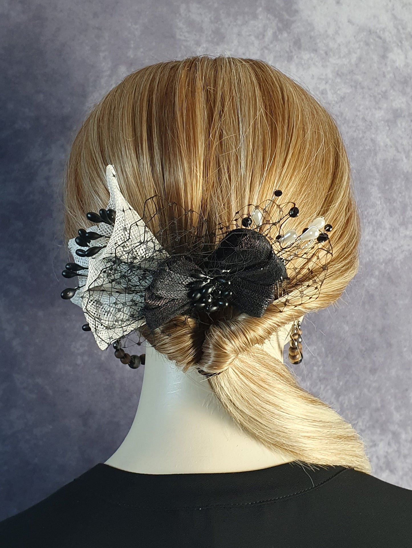 Handgemaakte haarkam met bloemen in witte sinamay en zwarte stampers- elegant haaraccessoire voor bruiloften, gasten en feesten