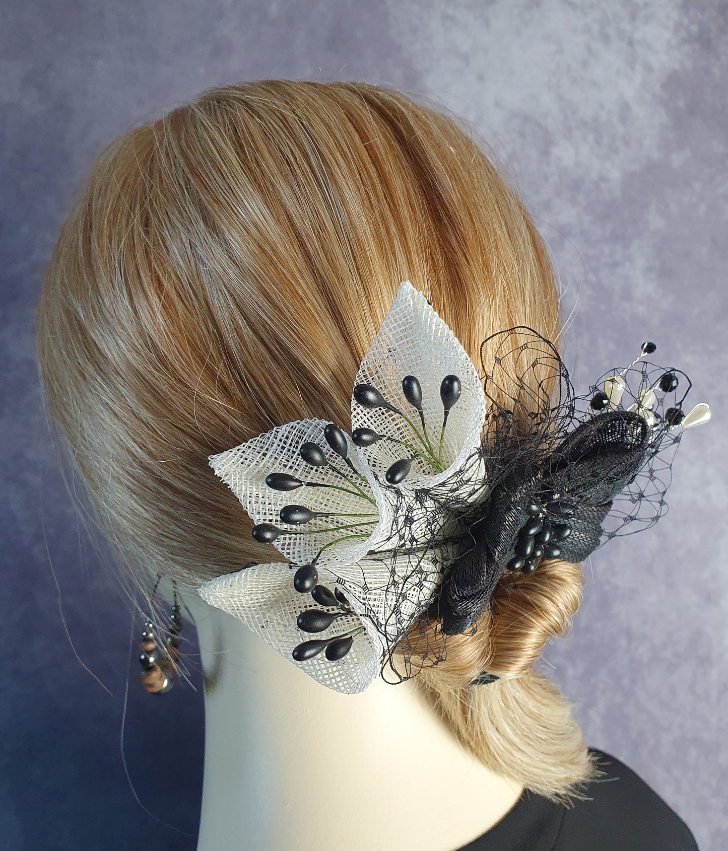 Handgemaakte haarkam met bloemen in witte sinamay en zwarte stampers- elegant haaraccessoire voor bruiloften, gasten en feesten