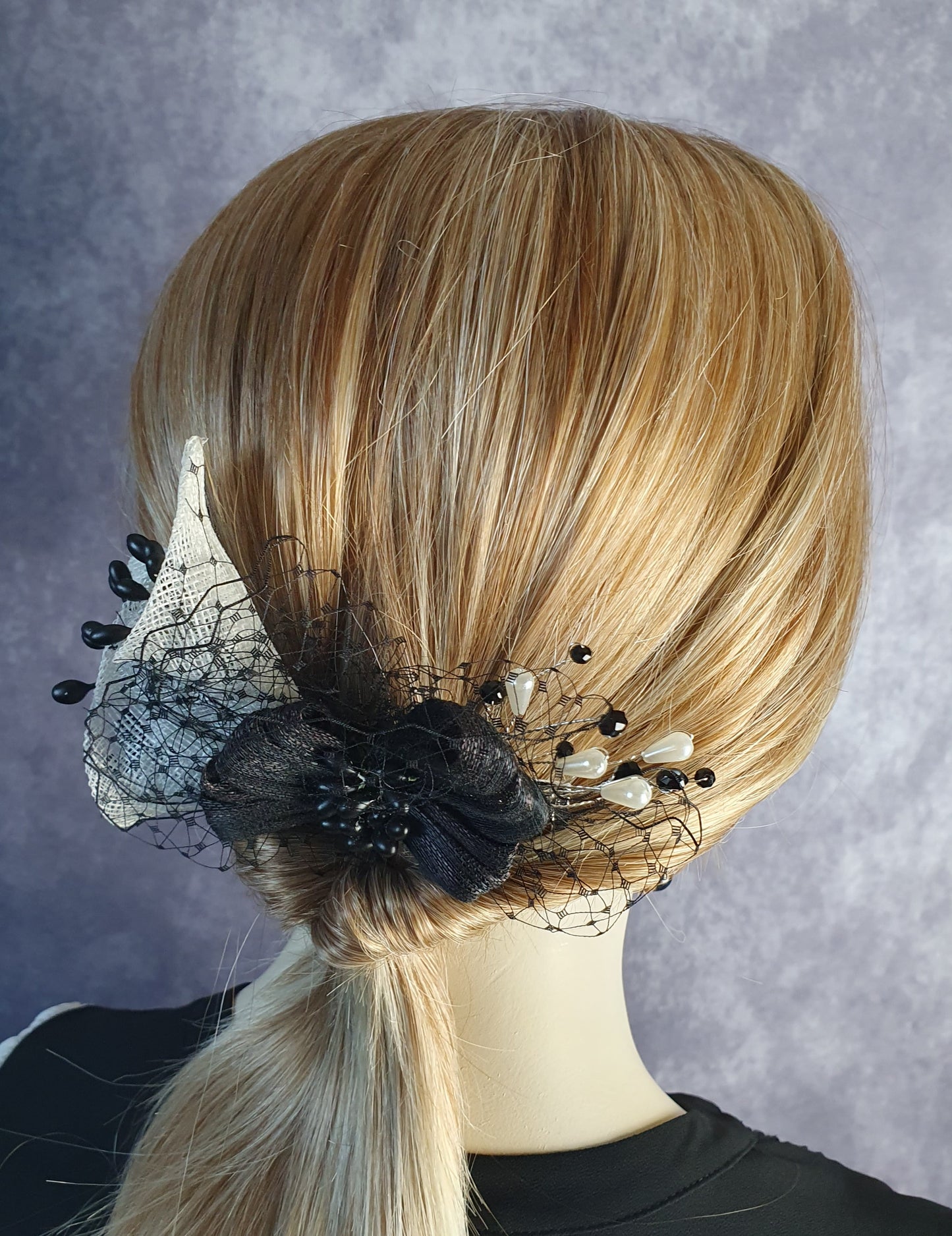 Handgemaakte haarkam met bloemen in witte sinamay en zwarte stampers- elegant haaraccessoire voor bruiloften, gasten en feesten