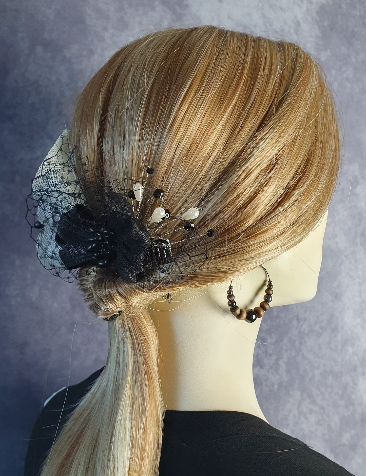 Handgemaakte haarkam met bloemen in witte sinamay en zwarte stampers- elegant haaraccessoire voor bruiloften, gasten en feesten