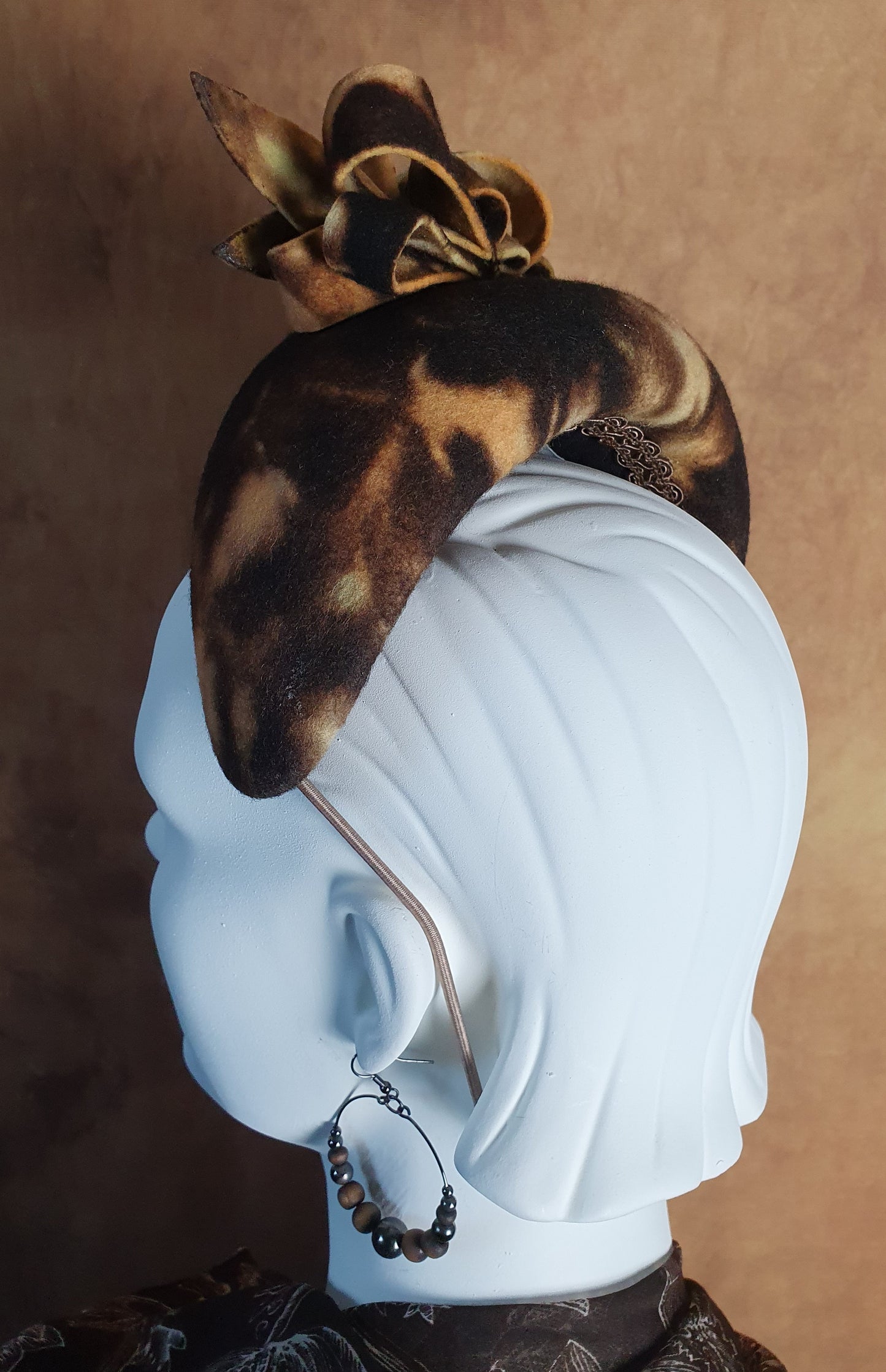 Handgemaakte bruin met oranje vilten hoofdband, elegante diadeem, tiara, gast hoofdband, bruids hoofdband, speciale gelegenheid