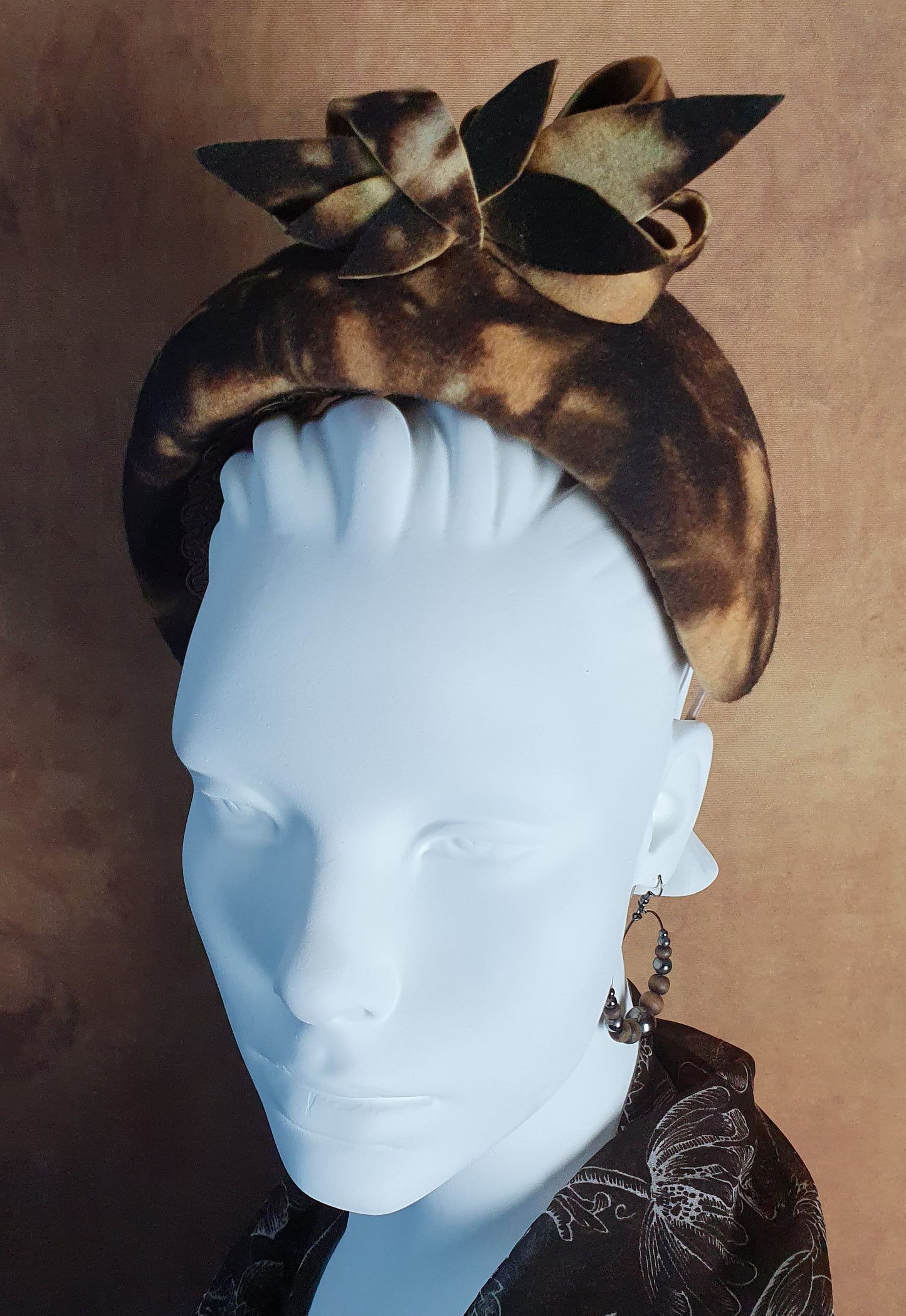 Handgemaakte bruin met oranje vilten hoofdband, elegante diadeem, tiara, gast hoofdband, bruids hoofdband, speciale gelegenheid