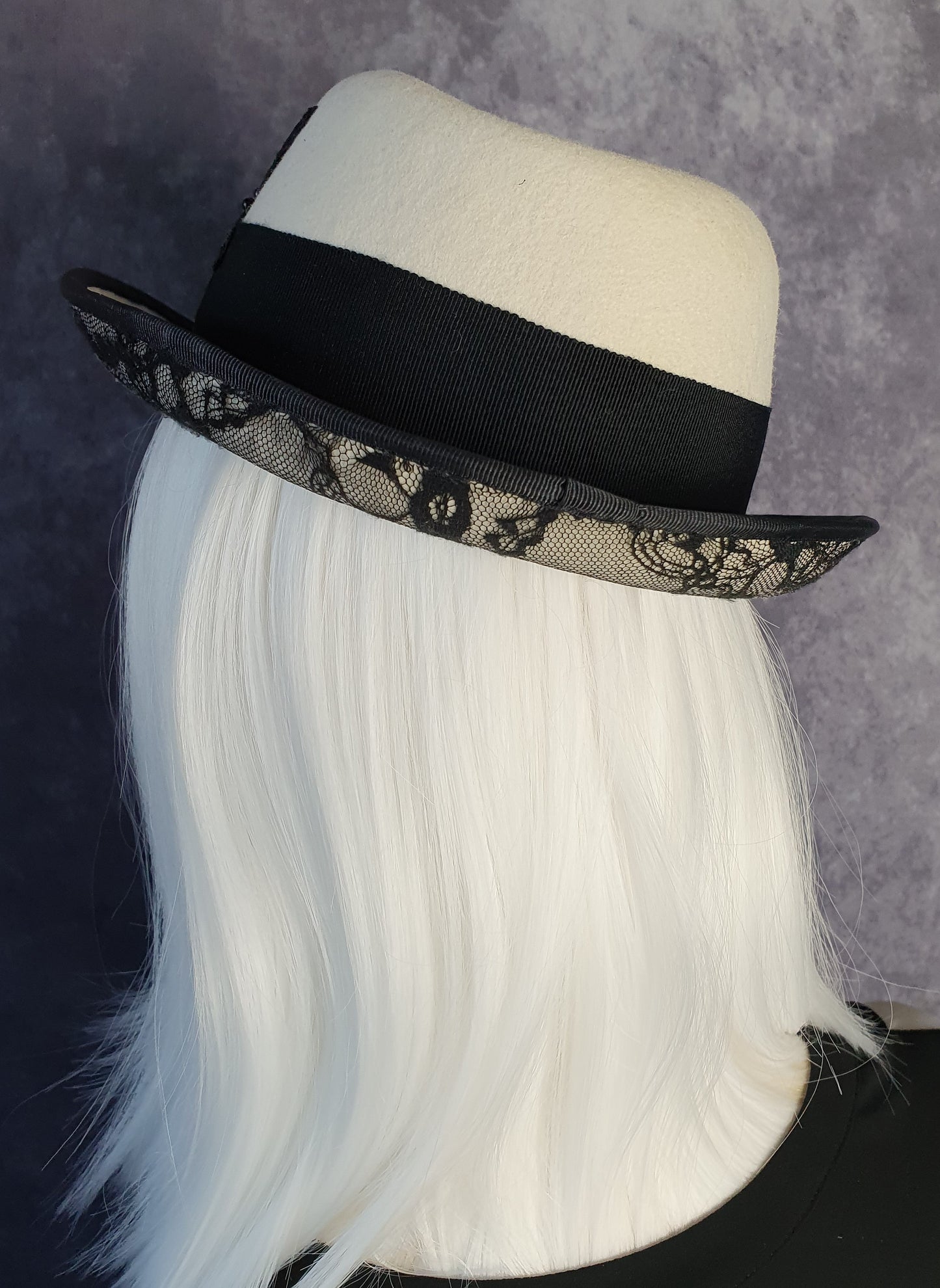 Handgemaakte vilten hoed zwart en wit, elegante vintage hoed fedora met kant -Perfect voor de herfst & winter en speciale gelegenheden