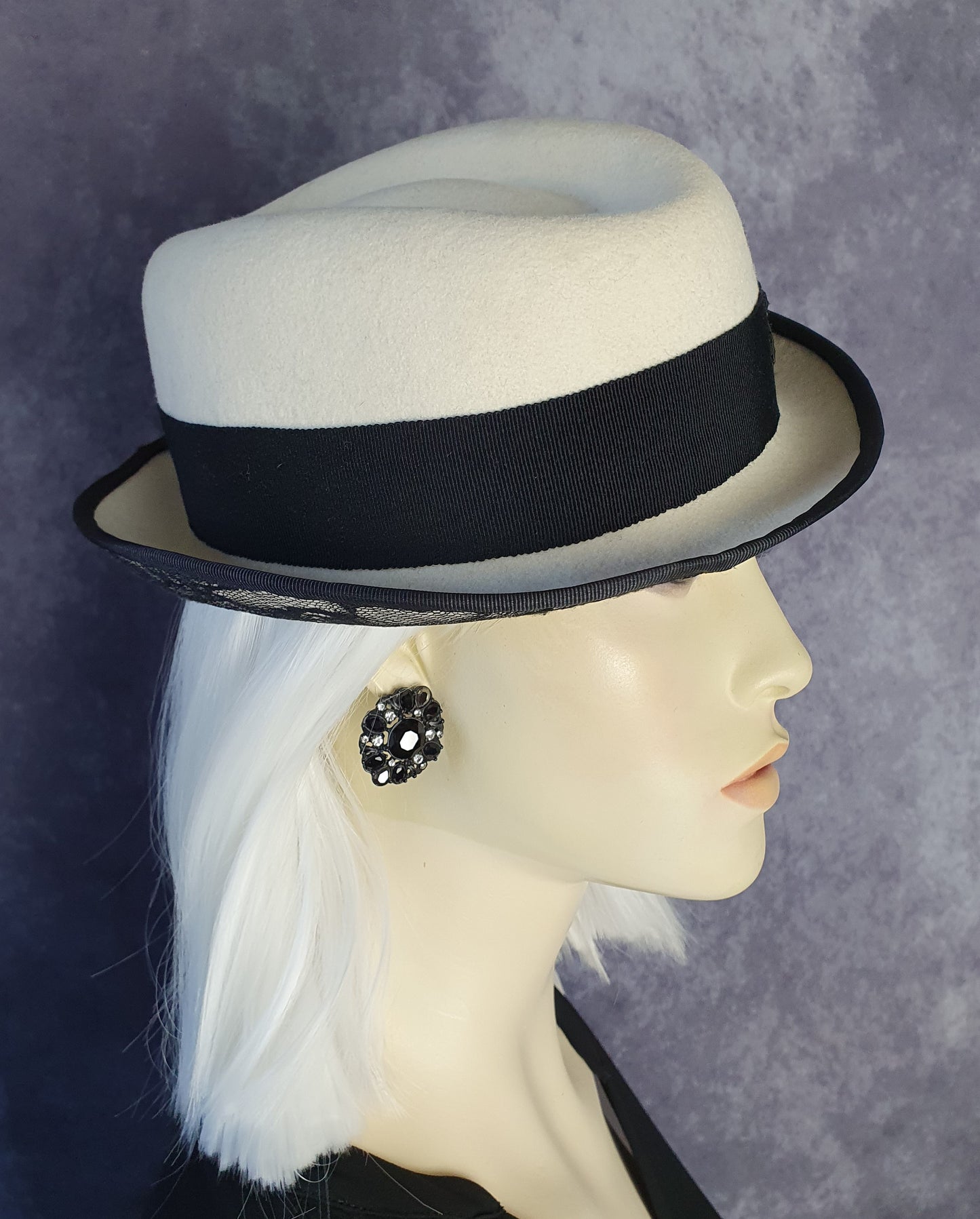 Handgemaakte vilten hoed zwart en wit, elegante vintage hoed fedora met kant -Perfect voor de herfst & winter en speciale gelegenheden