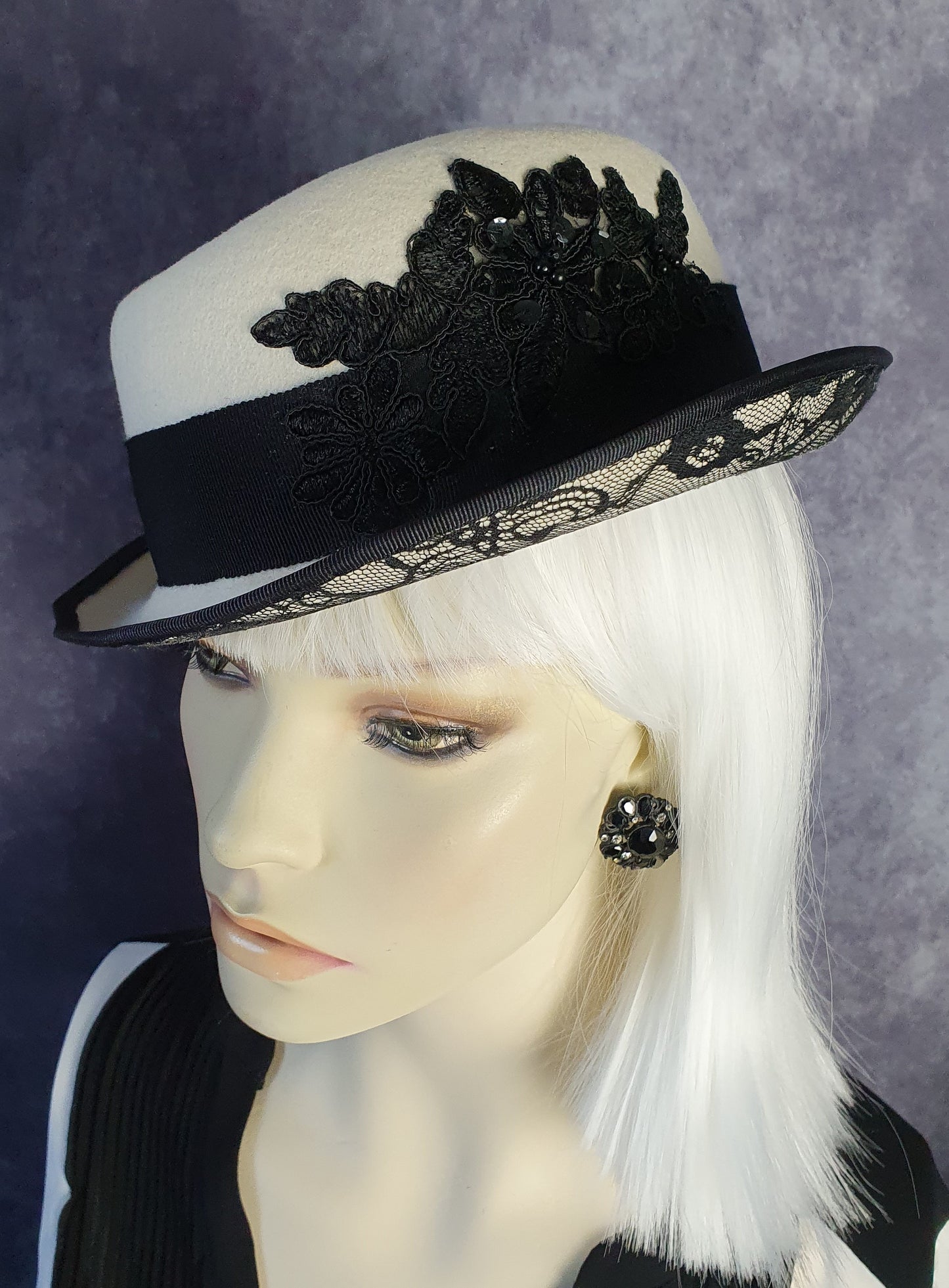 Handgemaakte vilten hoed zwart en wit, elegante vintage hoed fedora met kant -Perfect voor de herfst & winter en speciale gelegenheden