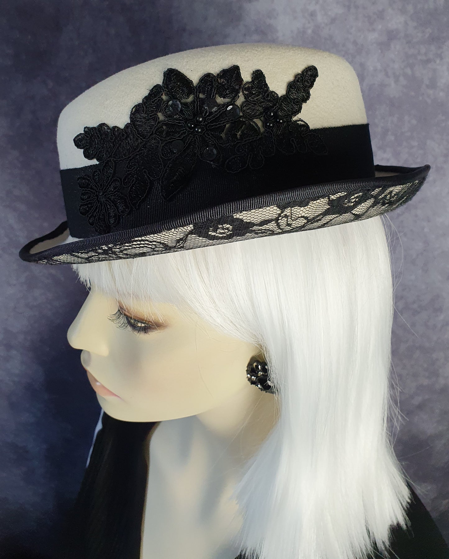 Handgemaakte vilten hoed zwart en wit, elegante vintage hoed fedora met kant -Perfect voor de herfst & winter en speciale gelegenheden
