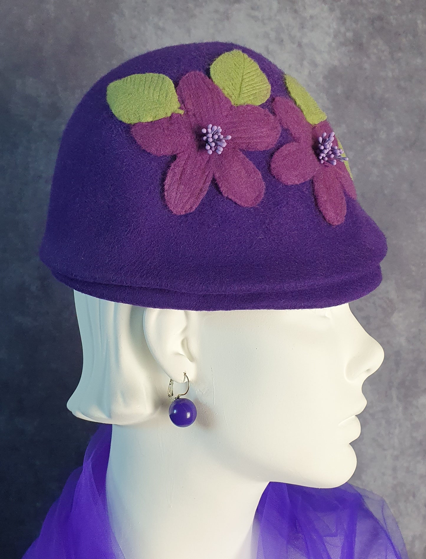 Handgemaakte Paarse Vilten Damespet met Bloemen en Bladeren - Vintage Stijl voor Herfst en Winter