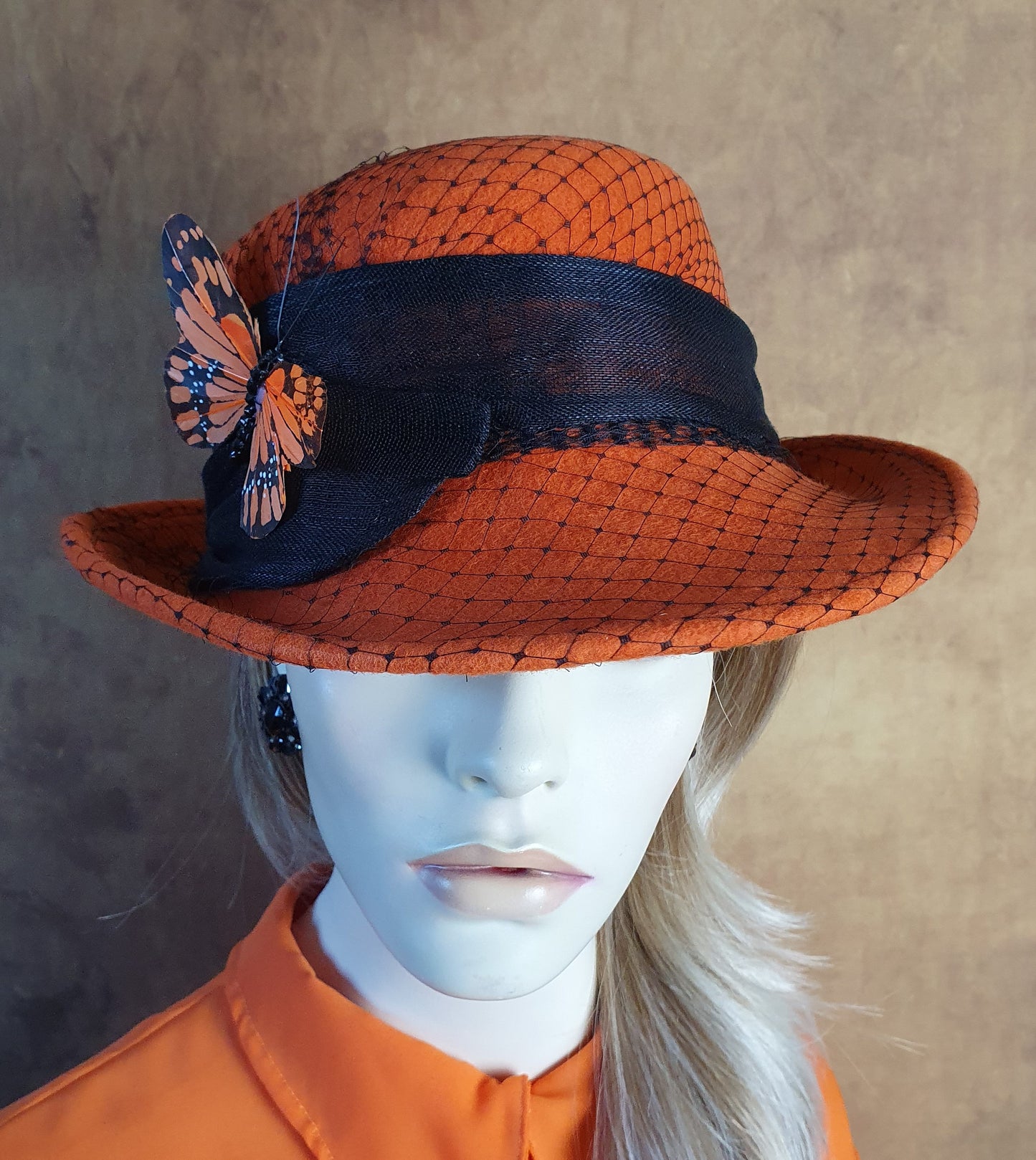 Handgemaakte vilten dameshoed met zijden abaca, sluier en vlinder -Perfect voor de herfst & winter en speciale gelegenheden