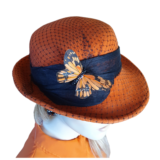 Handgemaakte vilten dameshoed met zijden abaca, sluier en vlinder -Perfect voor de herfst & winter en speciale gelegenheden