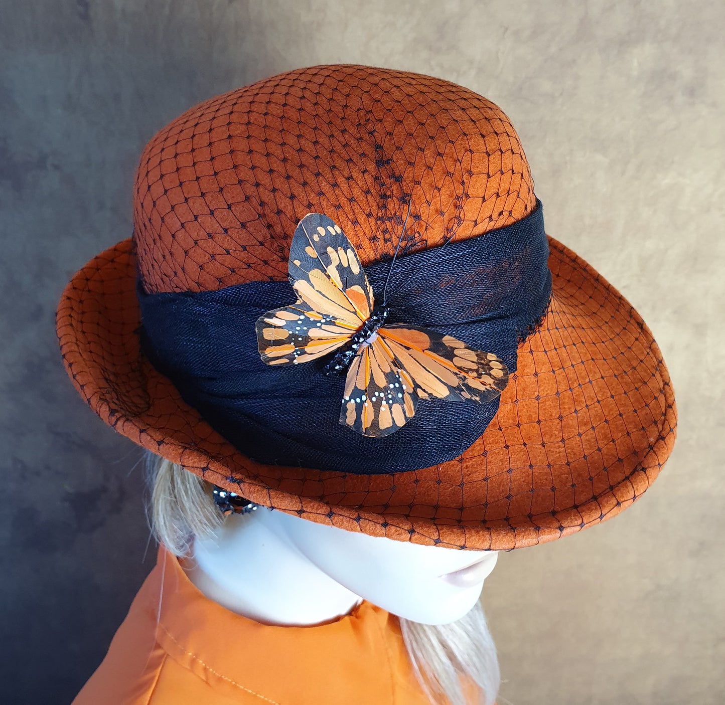 Handgemaakte vilten dameshoed met zijden abaca, sluier en vlinder -Perfect voor de herfst & winter en speciale gelegenheden