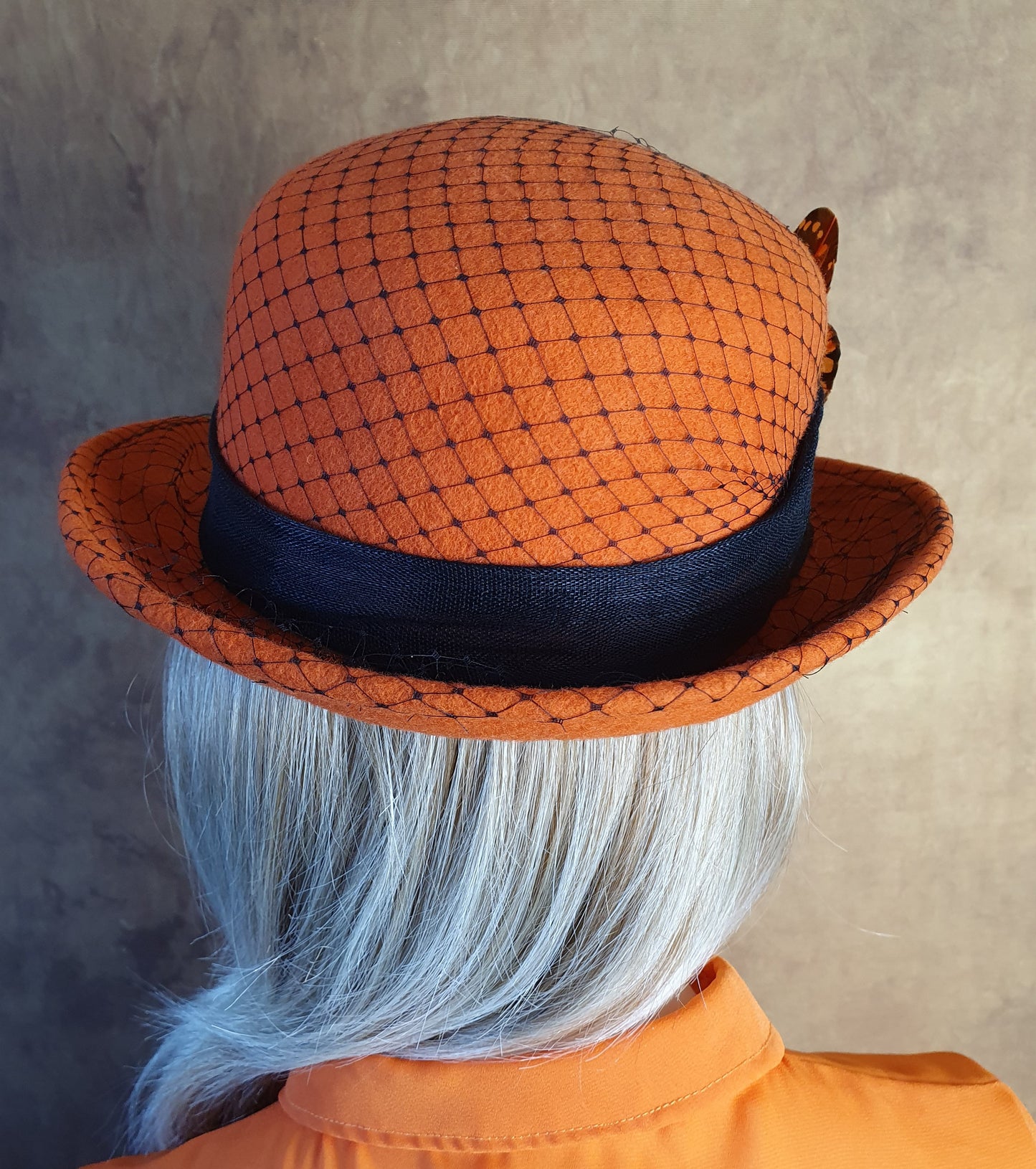 Handgemaakte vilten dameshoed met zijden abaca, sluier en vlinder -Perfect voor de herfst & winter en speciale gelegenheden