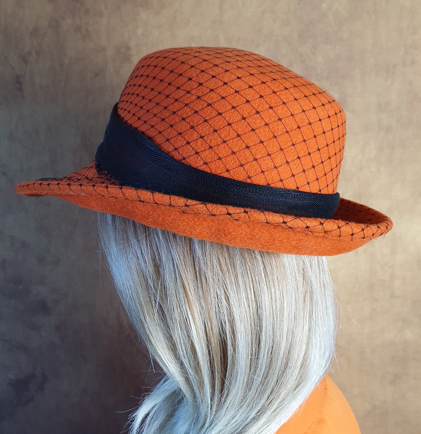 Handgemaakte vilten dameshoed met zijden abaca, sluier en vlinder -Perfect voor de herfst & winter en speciale gelegenheden
