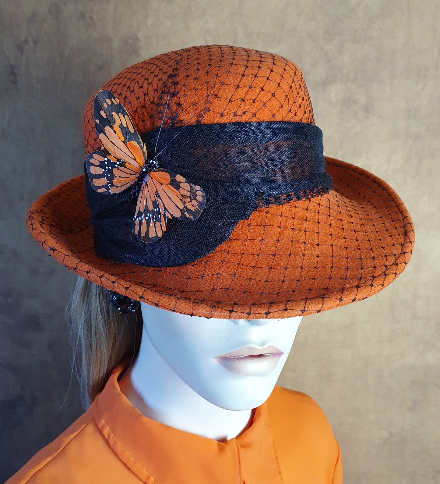 Handgemaakte vilten dameshoed met zijden abaca, sluier en vlinder -Perfect voor de herfst & winter en speciale gelegenheden