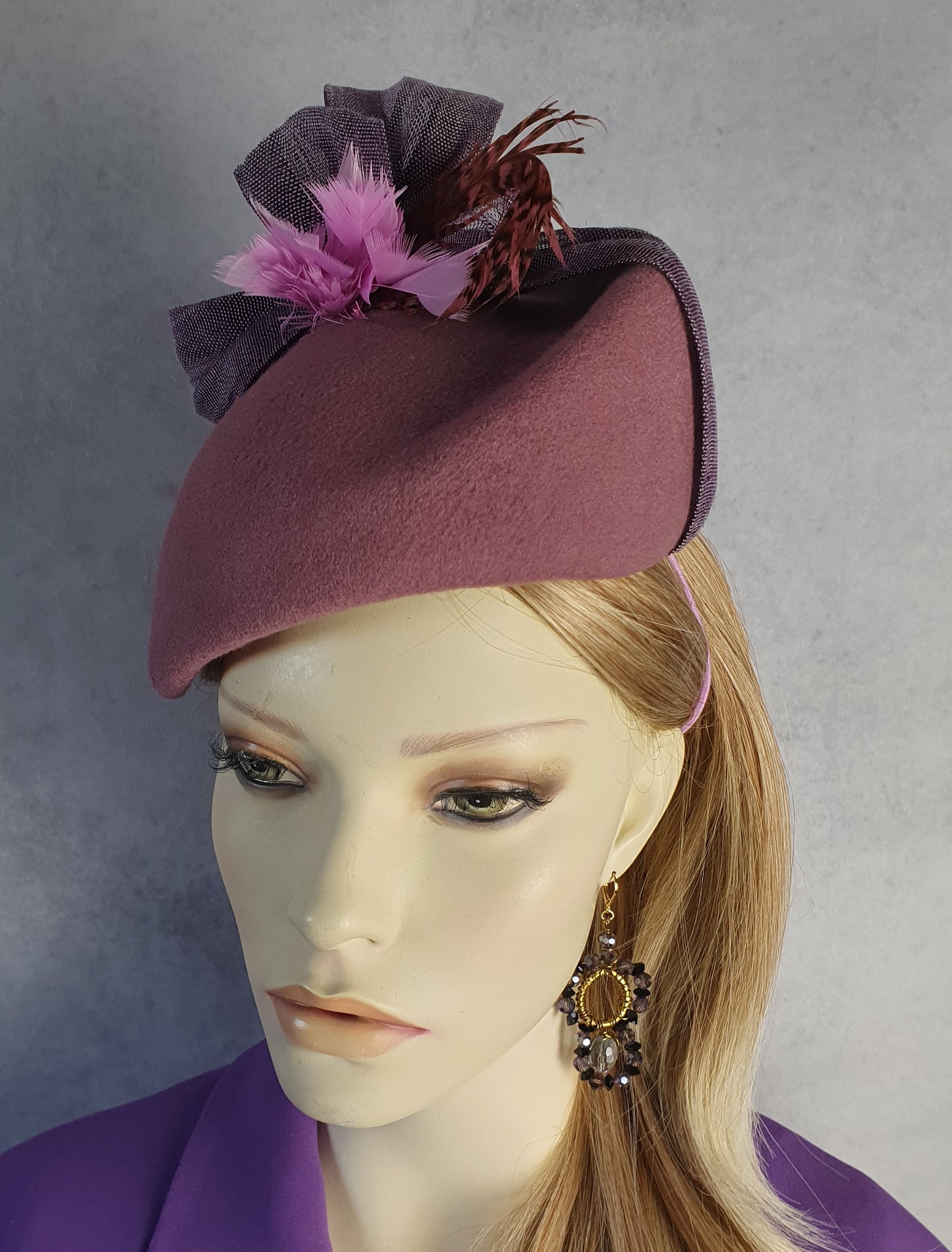 Fascinator handgemaakt in vilt met abaca zijde, elegante hoofdtooi met fazantenveren, perfect voor herfst & winter en speciale gelegenheden