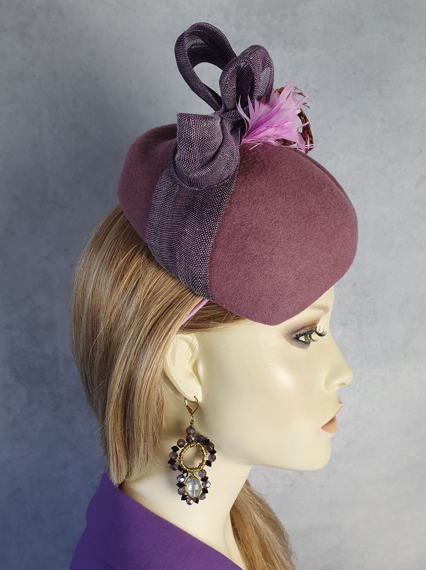 Fascinator handgemaakt in vilt met abaca zijde, elegante hoofdtooi met fazantenveren, perfect voor herfst & winter en speciale gelegenheden