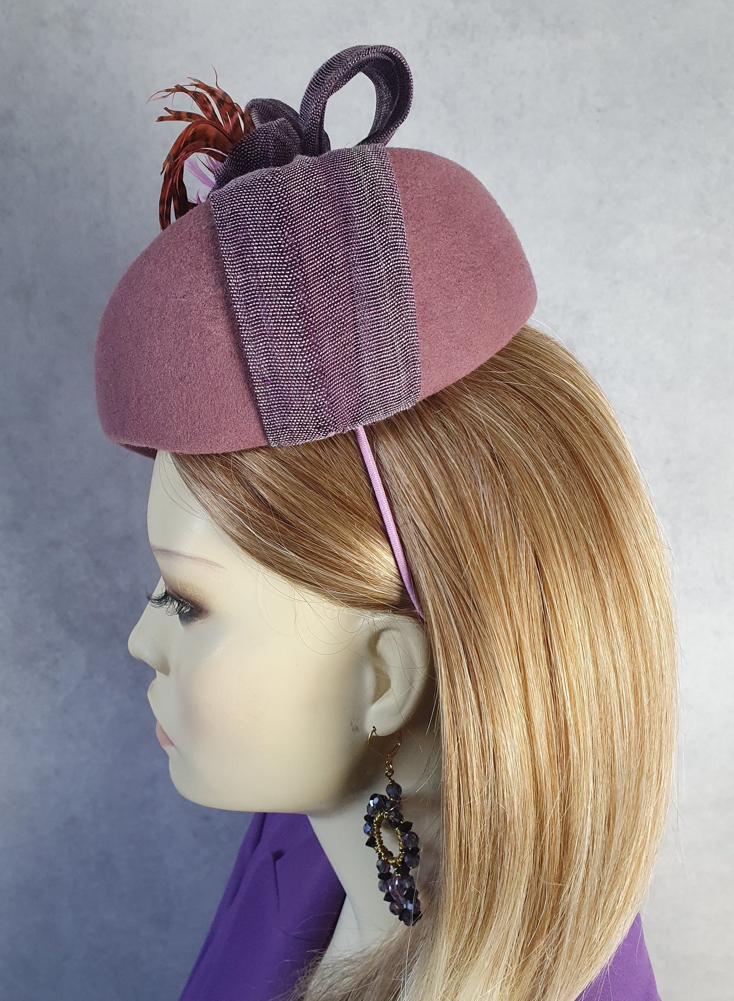 Fascinator handgemaakt in vilt met abaca zijde, elegante hoofdtooi met fazantenveren, perfect voor herfst & winter en speciale gelegenheden