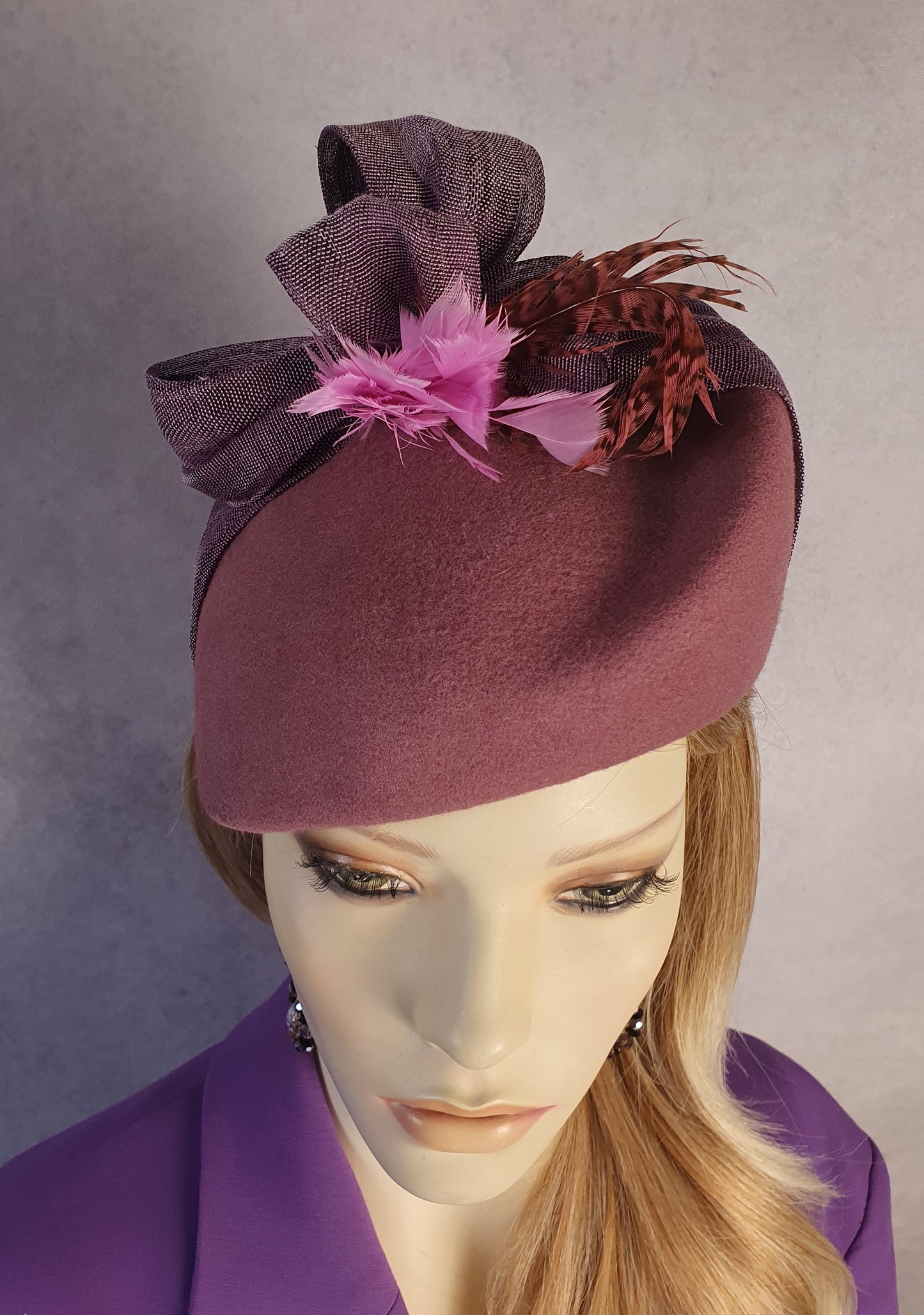 Fascinator handgemaakt in vilt met abaca zijde, elegante hoofdtooi met fazantenveren, perfect voor herfst & winter en speciale gelegenheden