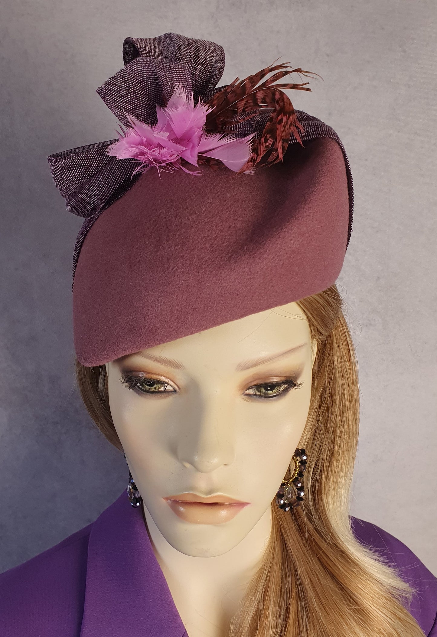 Fascinator handgemaakt in vilt met abaca zijde, elegante hoofdtooi met fazantenveren, perfect voor herfst & winter en speciale gelegenheden