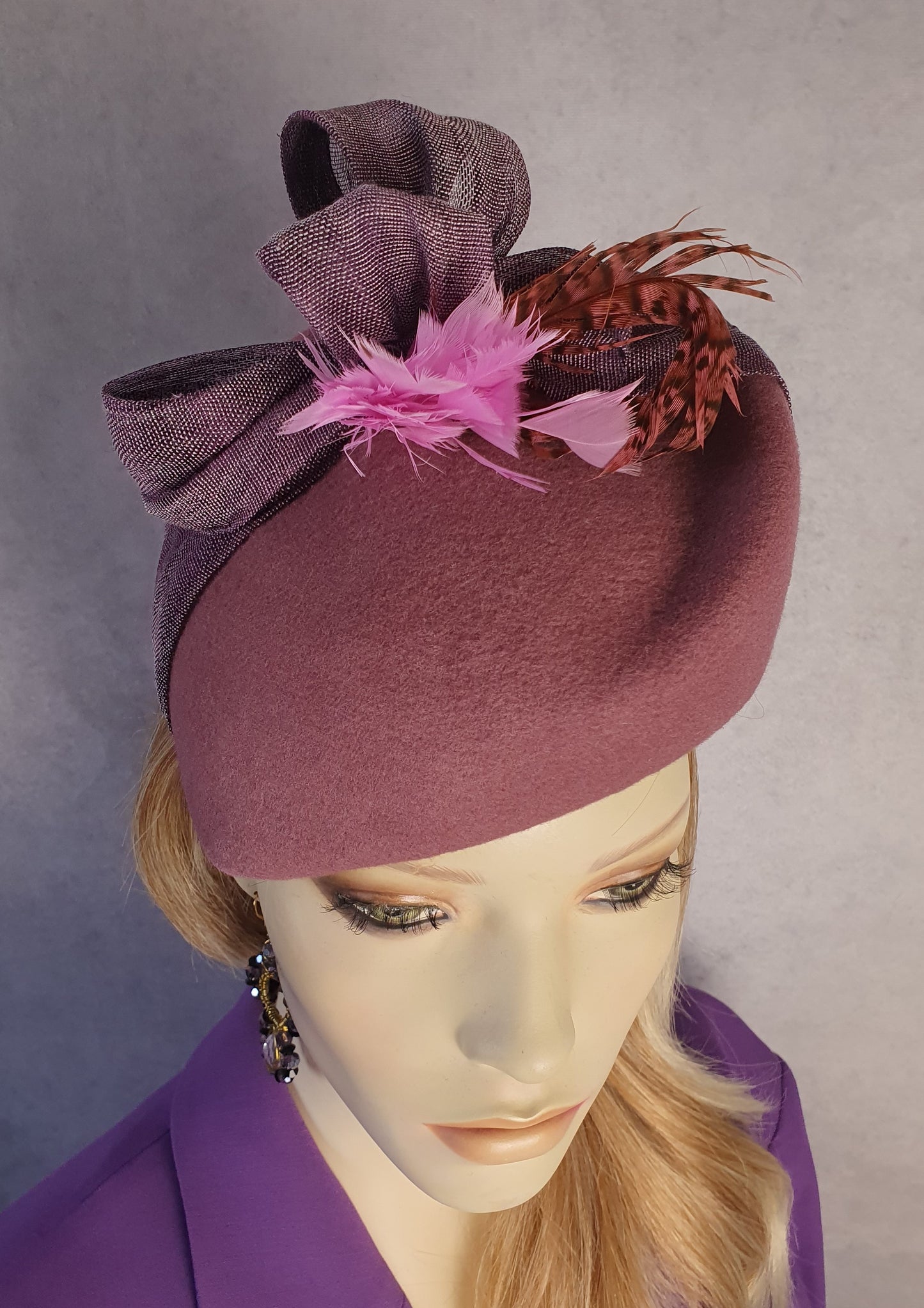 Fascinator handgemaakt in vilt met abaca zijde, elegante hoofdtooi met fazantenveren, perfect voor herfst & winter en speciale gelegenheden