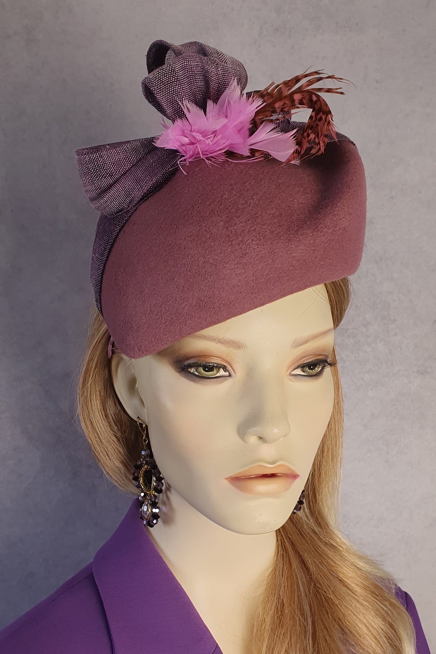 Fascinator handgemaakt in vilt met abaca zijde, elegante hoofdtooi met fazantenveren, perfect voor herfst & winter en speciale gelegenheden