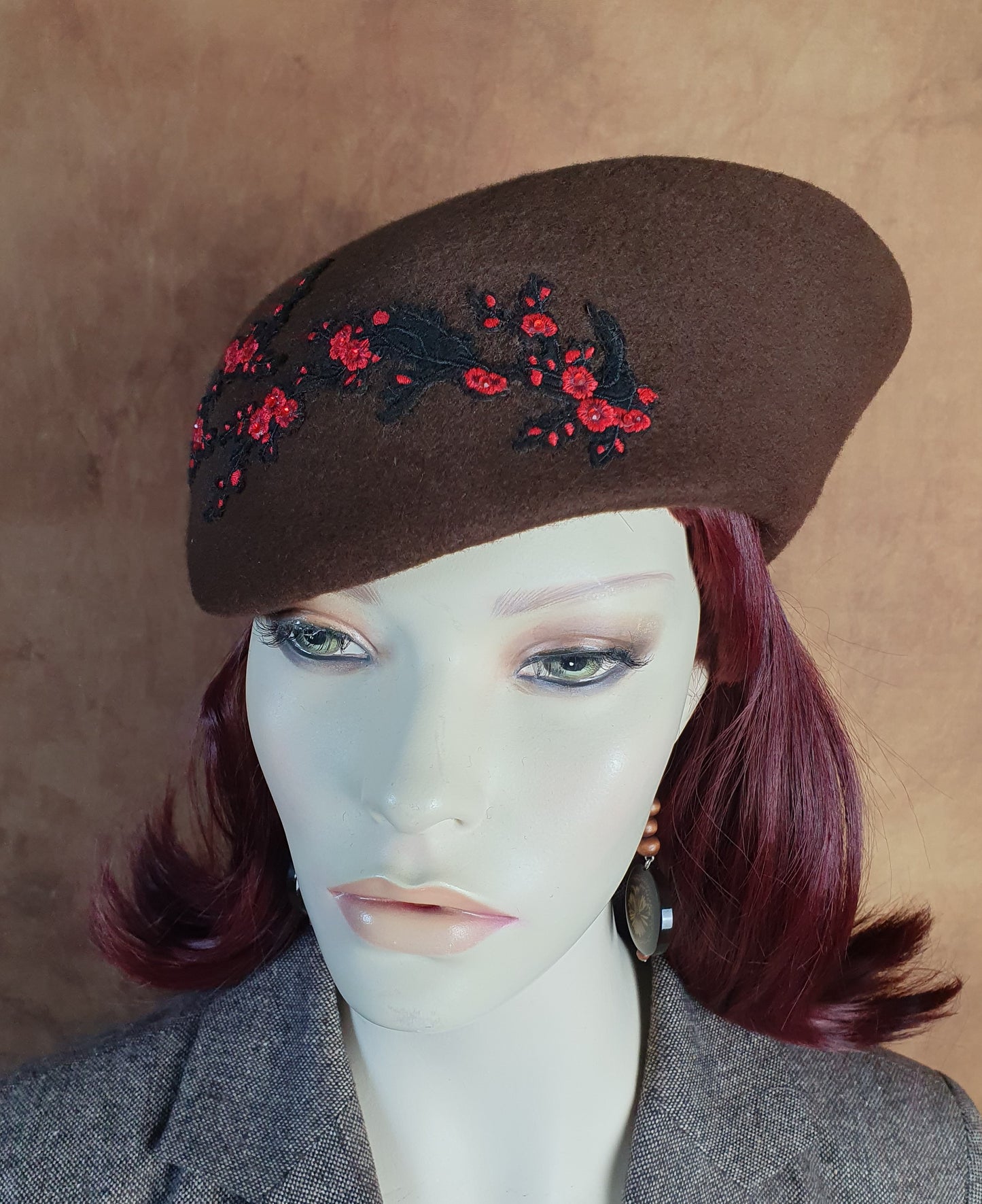 Handgemaakte bruine pillbox asymmetrische vilthoed met kant, hoofdtooi voor dames, elegante hoed, bruiloft, speciale evenementen