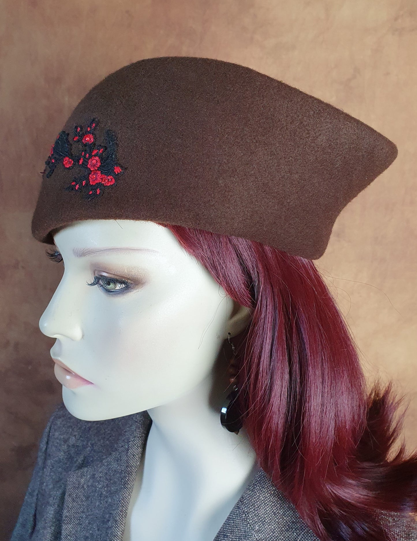 Handgemaakte bruine pillbox asymmetrische vilthoed met kant, hoofdtooi voor dames, elegante hoed, bruiloft, speciale evenementen