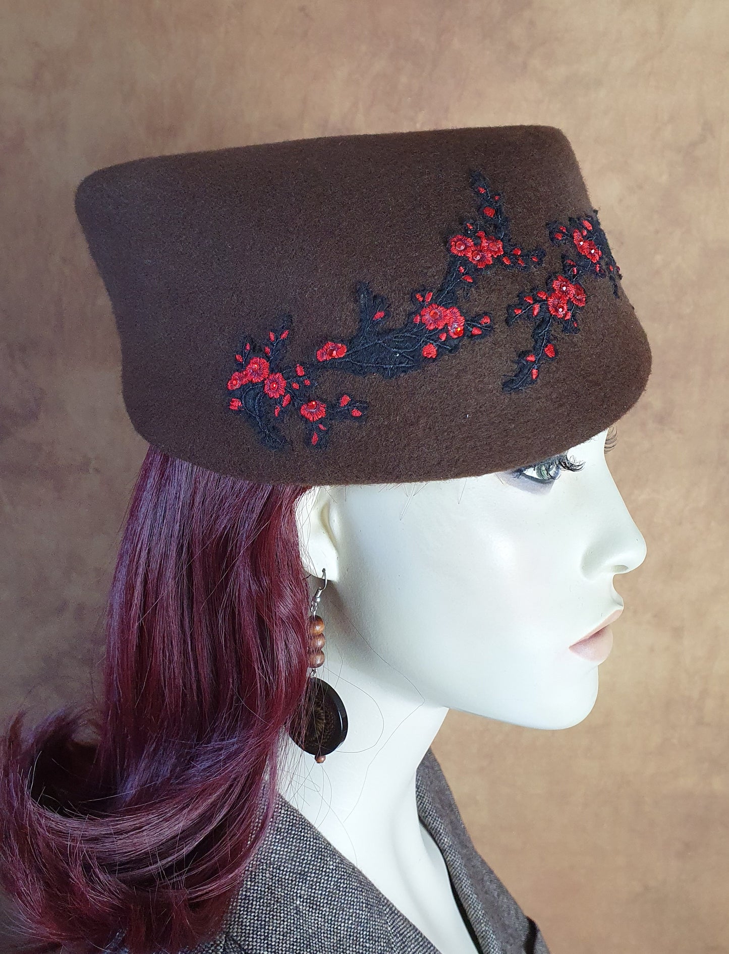 Handgemaakte bruine pillbox asymmetrische vilthoed met kant, hoofdtooi voor dames, elegante hoed, bruiloft, speciale evenementen