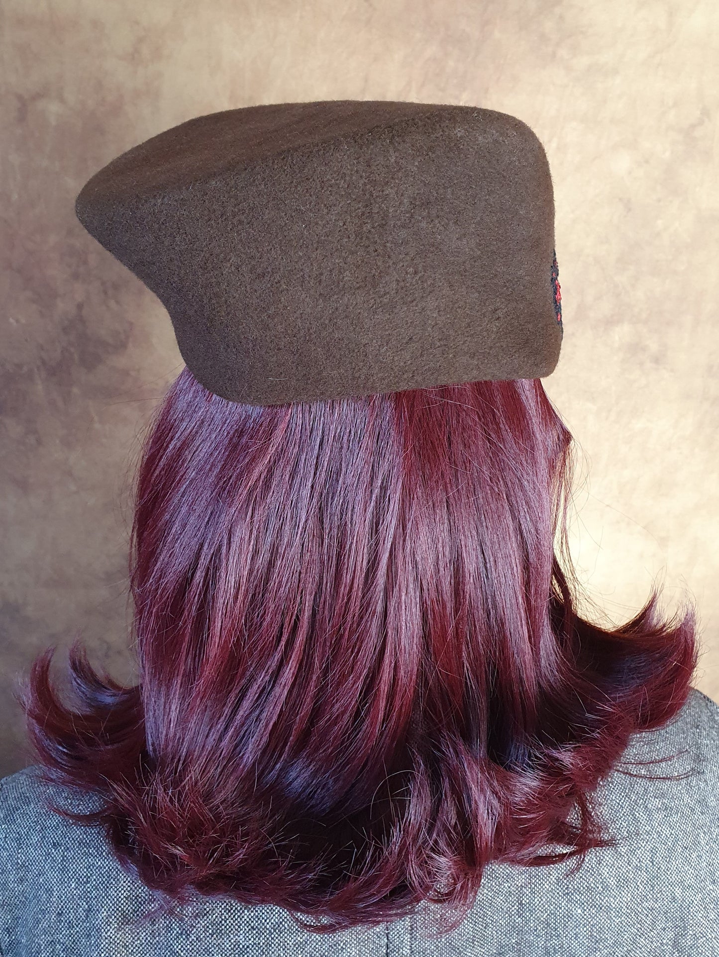 Handgemaakte bruine pillbox asymmetrische vilthoed met kant, hoofdtooi voor dames, elegante hoed, bruiloft, speciale evenementen